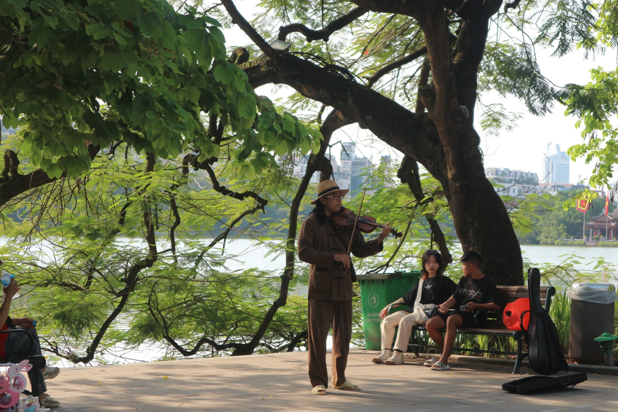 ha noi pho di bo ho guom cong vien thu le dong nghet du khach dip le 2 9 hinh 12