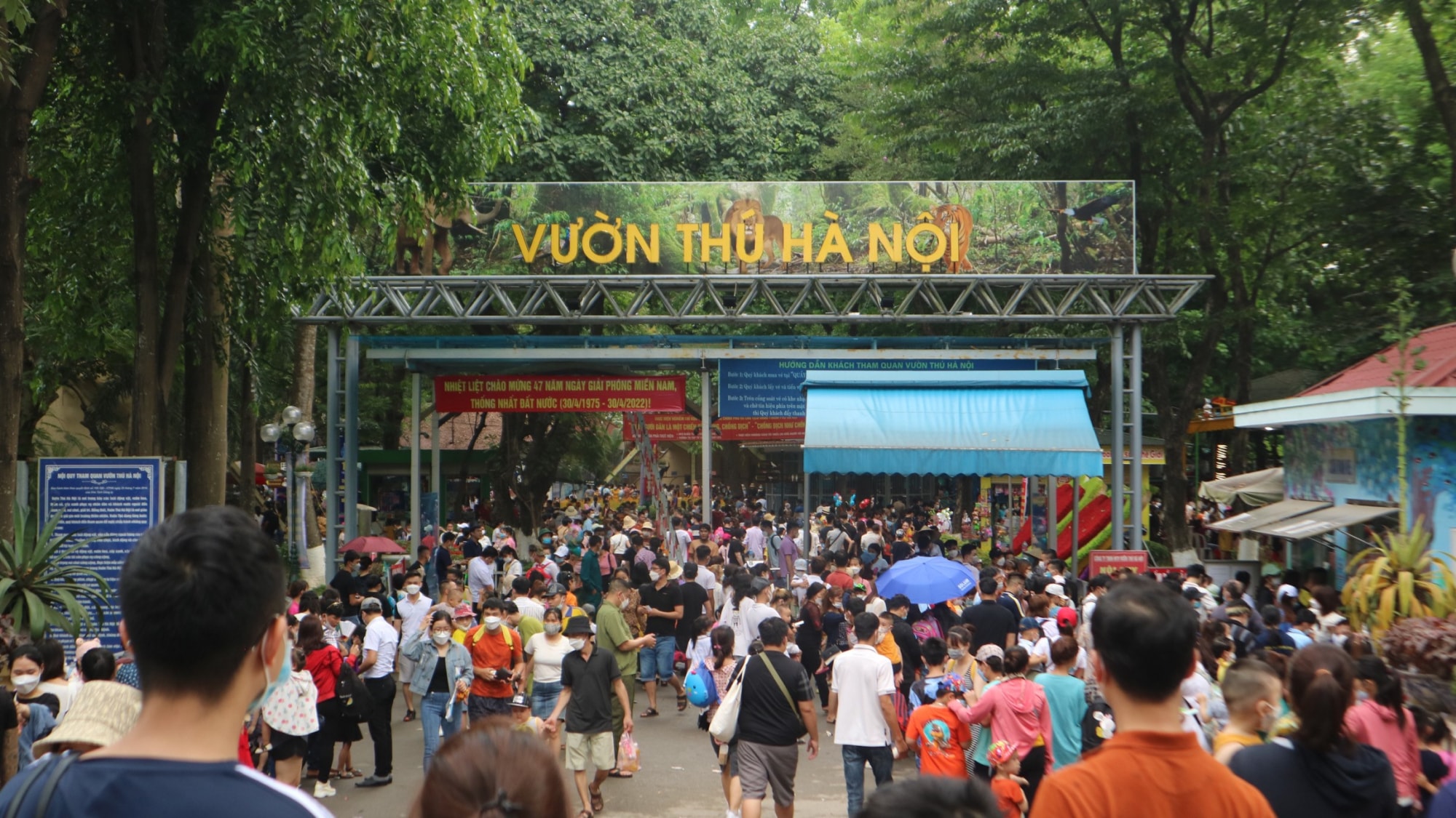ha noi pho di bo ho guom cong vien thu le dong nghet du khach dip le 2 9 hinh 13