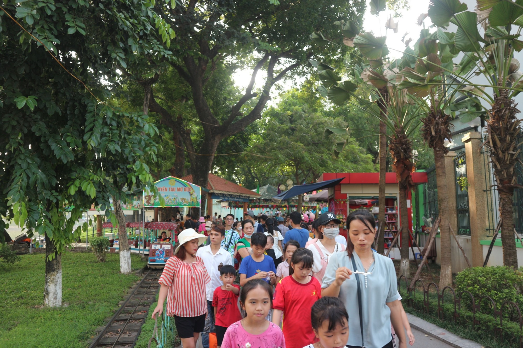 ha noi pho di bo ho guom cong vien thu le dong nghet du khach dip le 2 9 hinh 14