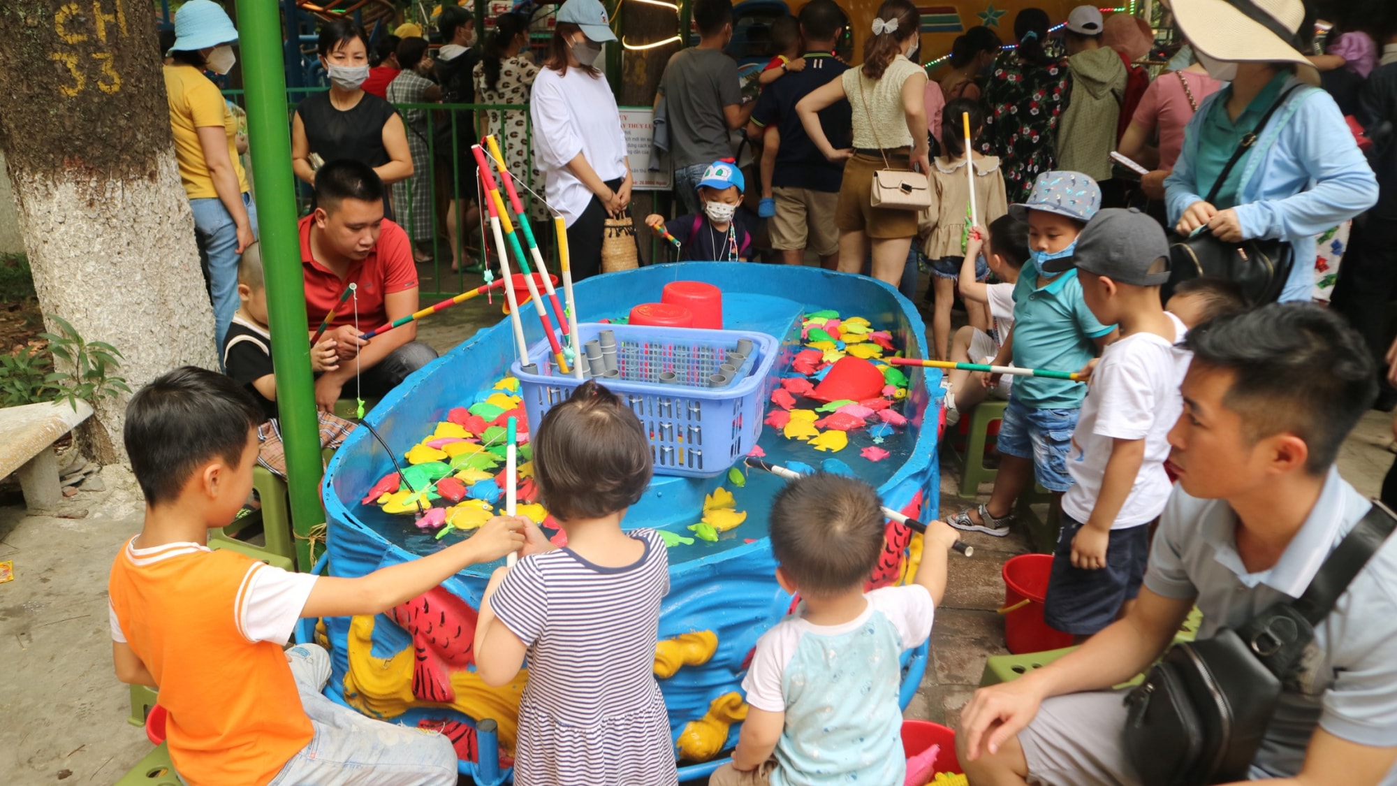 ha noi pho di bo ho guom cong vien thu le dong nghet du khach dip le 2 9 hinh 16