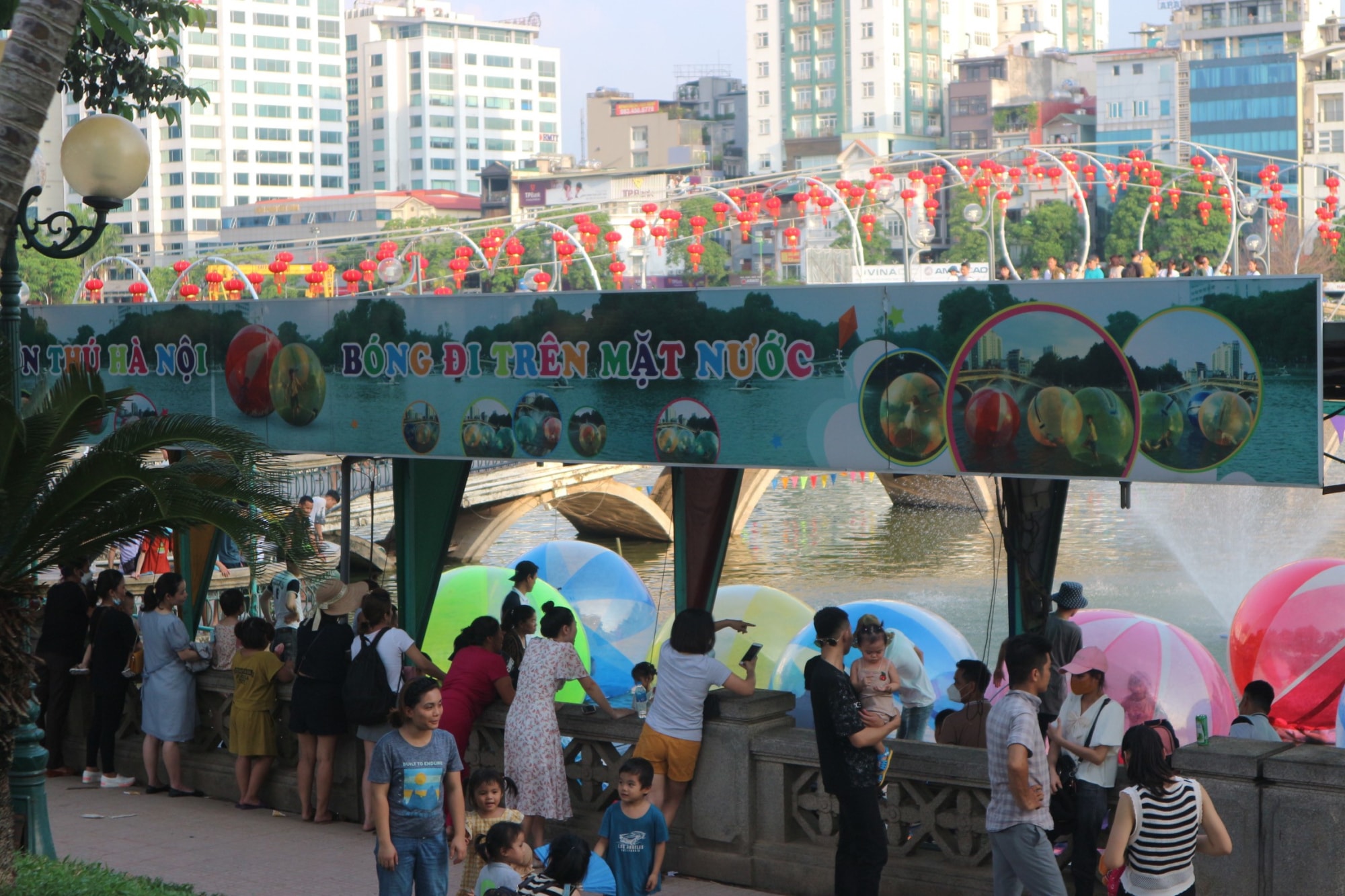 ha noi pho di bo ho guom cong vien thu le dong nghet du khach dip le 2 9 hinh 17