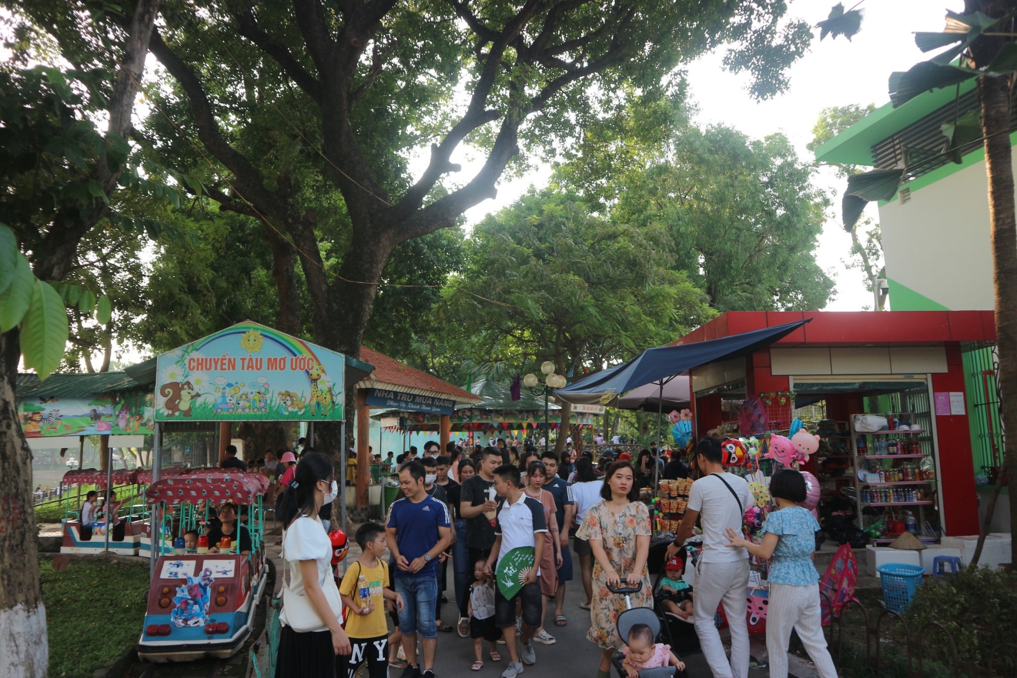 ha noi pho di bo ho guom cong vien thu le dong nghet du khach dip le 2 9 hinh 18