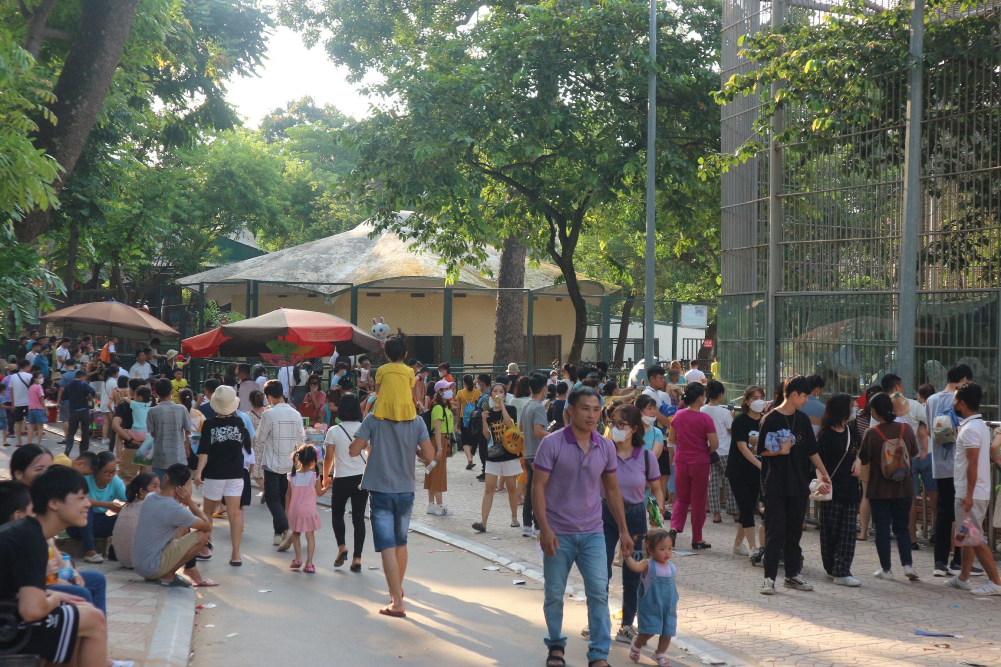 ha noi pho di bo ho guom cong vien thu le dong nghet du khach dip le 2 9 hinh 19