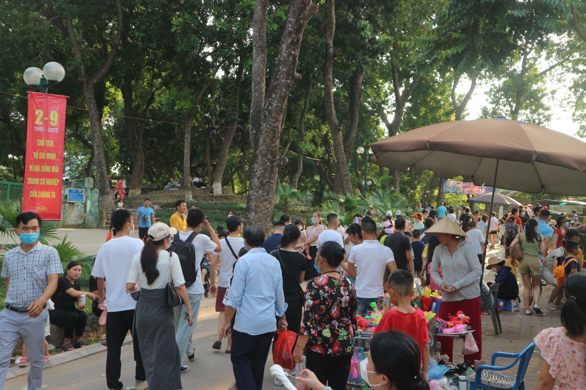 ha noi pho di bo ho guom cong vien thu le dong nghet du khach dip le 2 9 hinh 20