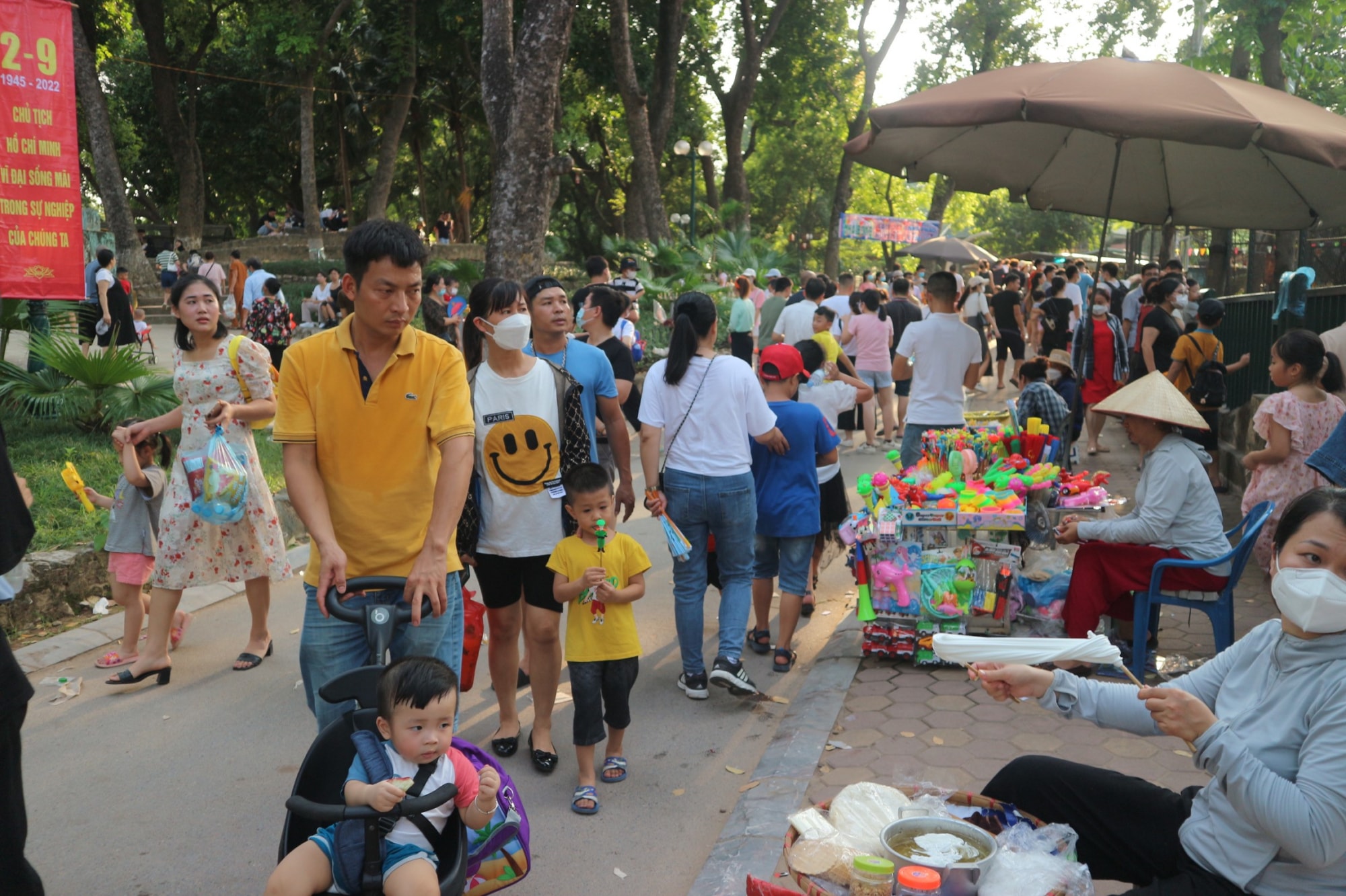 ha noi pho di bo ho guom cong vien thu le dong nghet du khach dip le 2 9 hinh 21