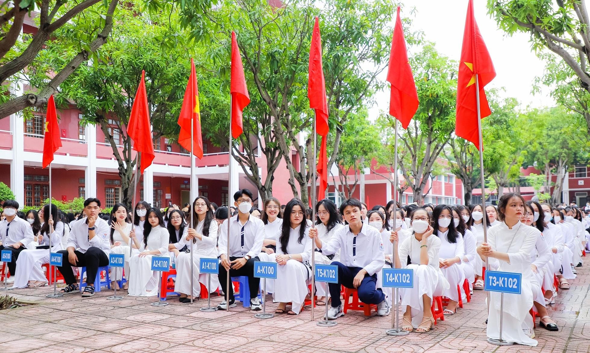 hang ngan giao vien hoc sinh cac tinh mien trung nao nuc ngay khai truong hinh 1