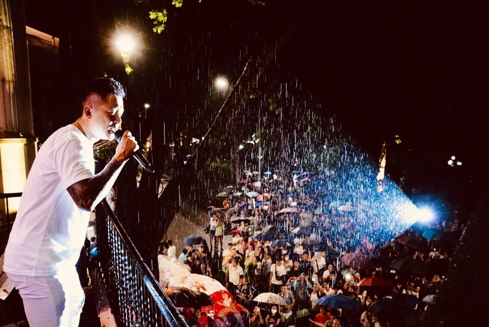 ca si tuan hung bi xem xet xu phat vi liveshow tren ban cong khong phep hinh 3