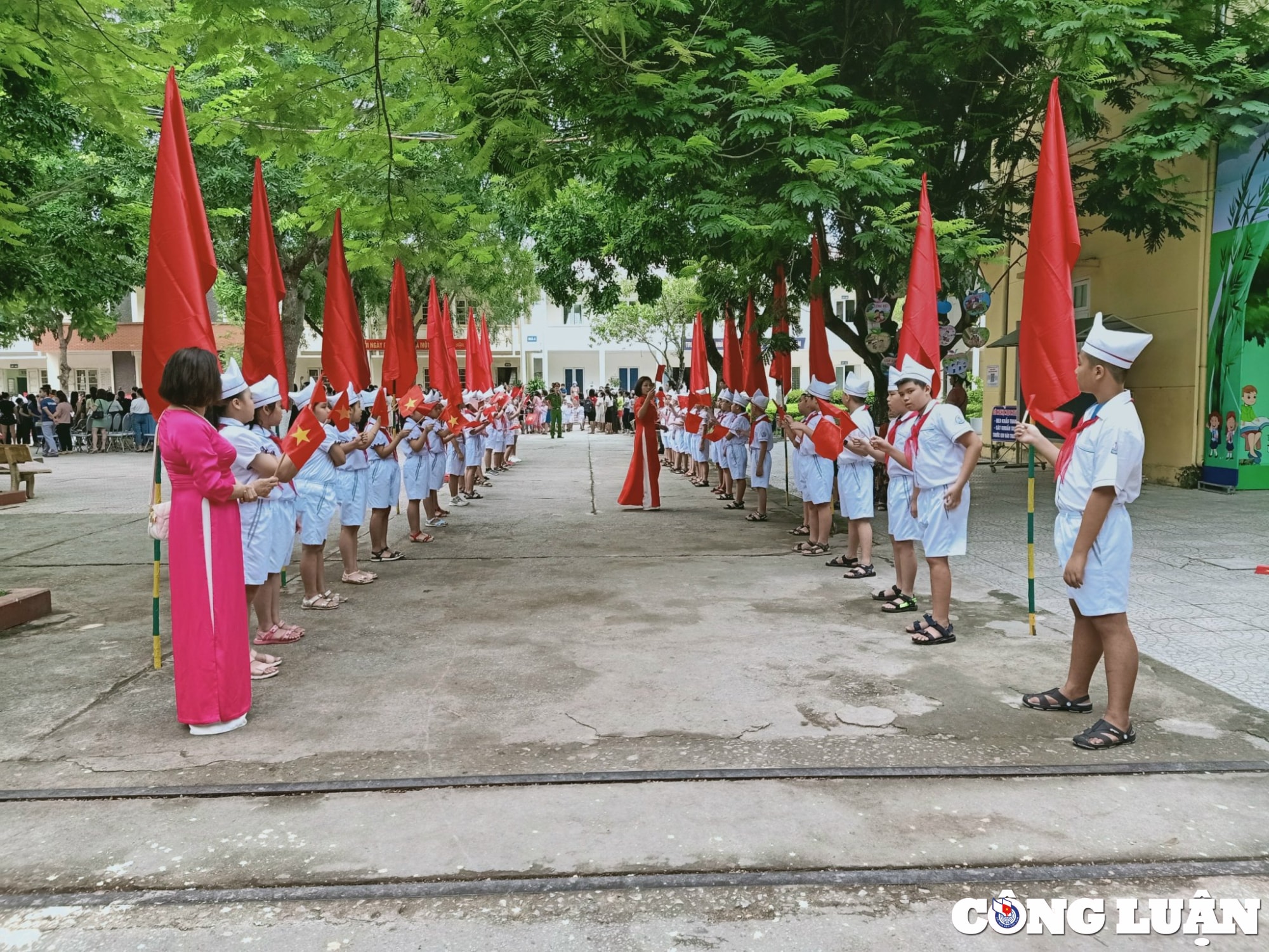 nhung hinh anh dep trong ngay khai giang nam hoc moi tai thanh hoa hinh 12