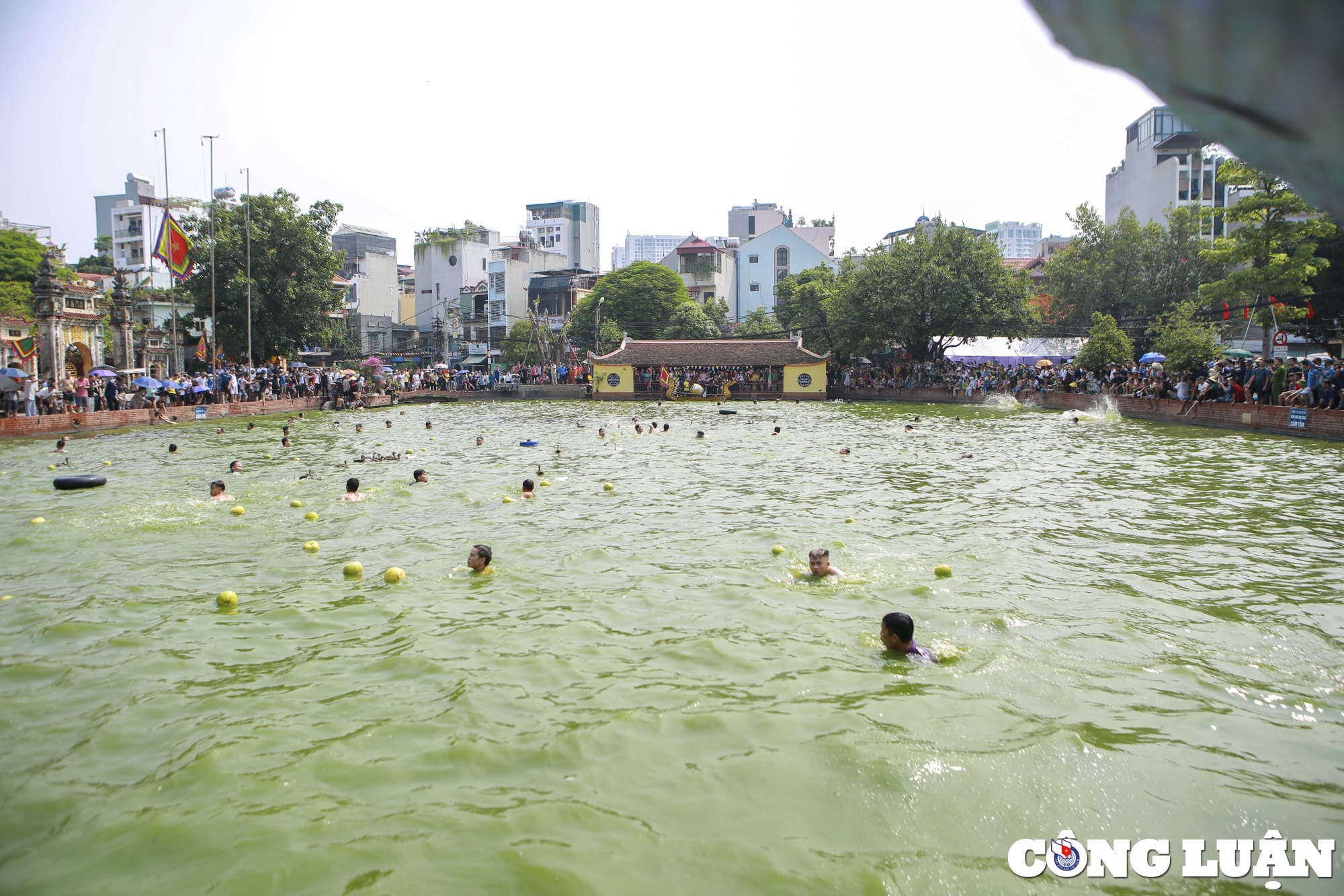 ha noi doc dao tro choi nem buoi bat vit tai ao chua trieu khuc hinh 4