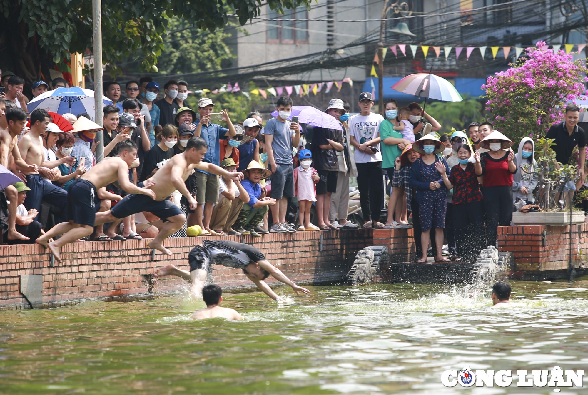 ha noi doc dao tro choi nem buoi bat vit tai ao chua trieu khuc hinh 6