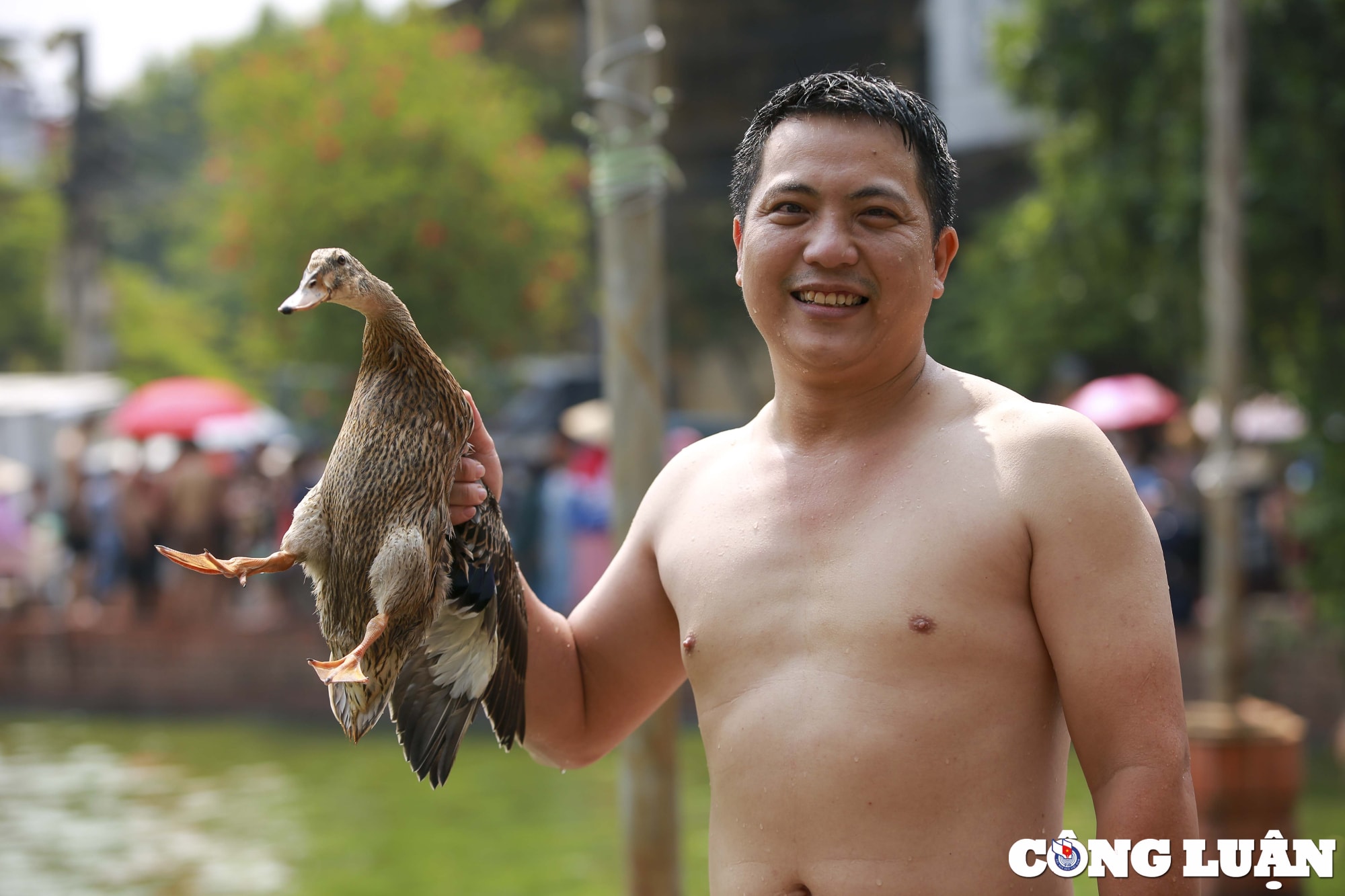 ha noi doc dao tro choi nem buoi bat vit tai ao chua trieu khuc hinh 19