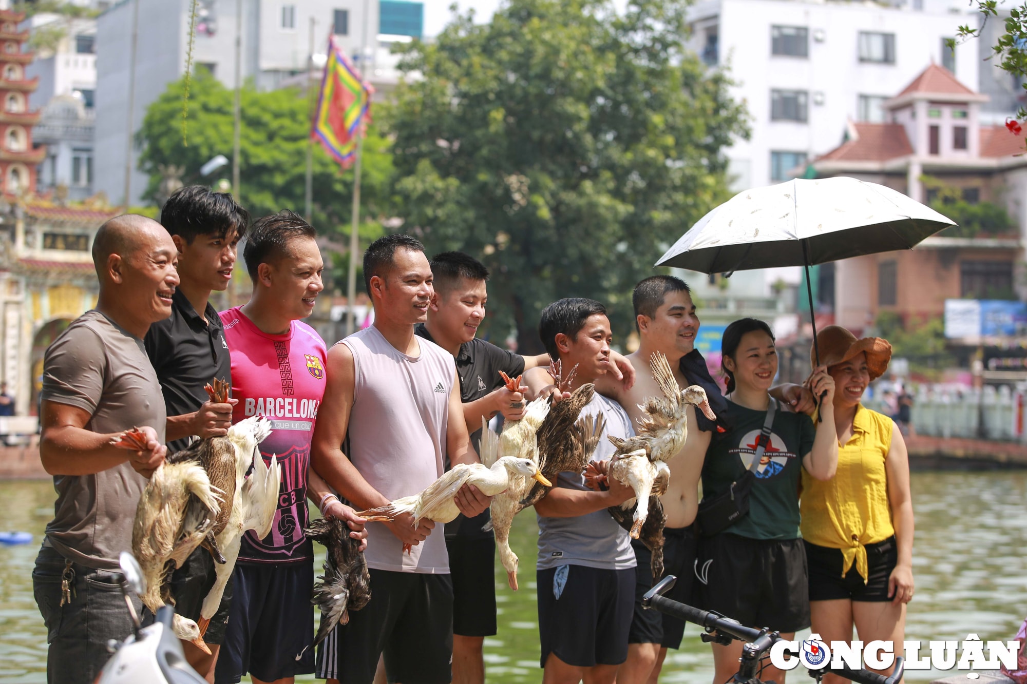 ha noi doc dao tro choi nem buoi bat vit tai ao chua trieu khuc hinh 20