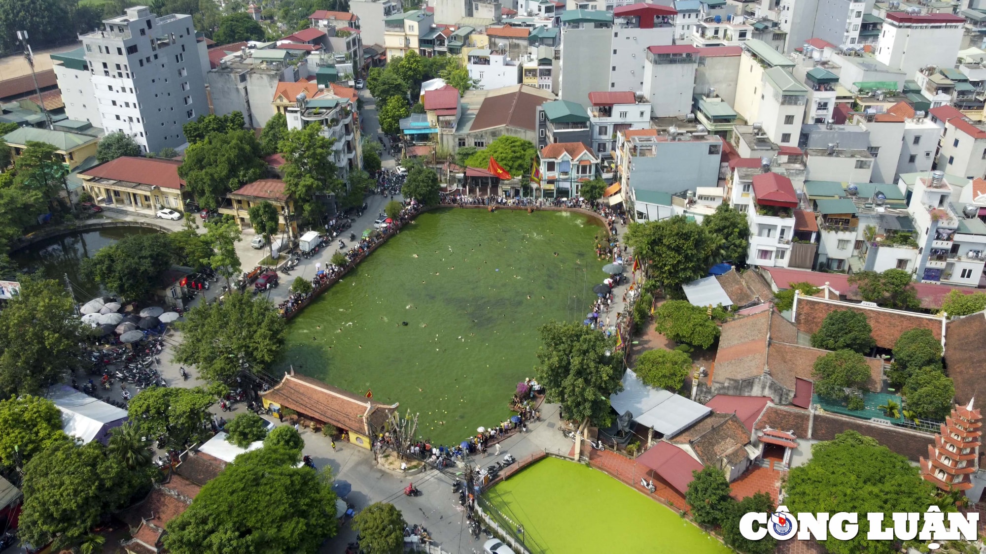 ha noi doc dao tro choi nem buoi bat vit tai ao chua trieu khuc hinh 1