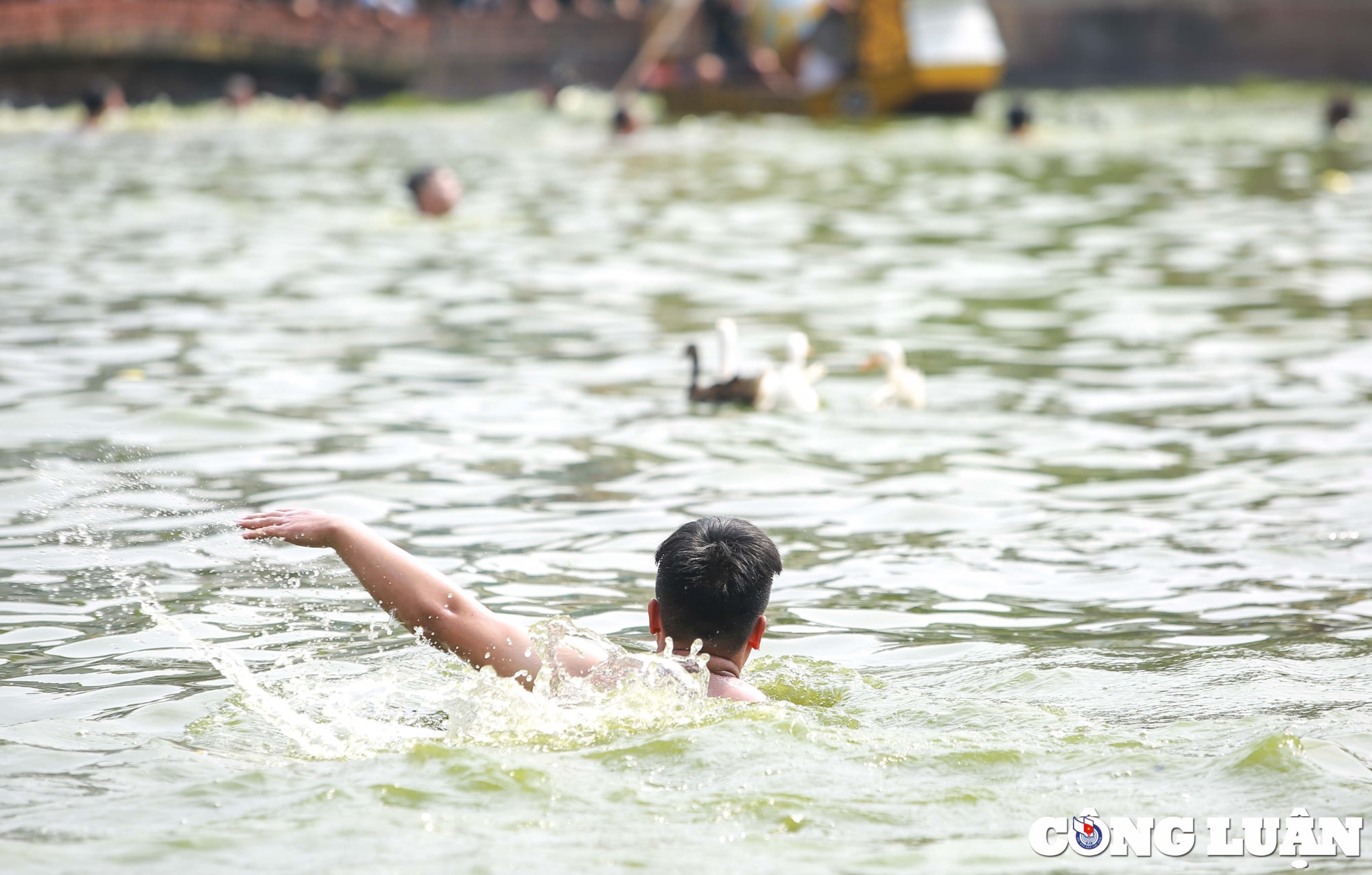ha noi doc dao tro choi nem buoi bat vit tai ao chua trieu khuc hinh 9