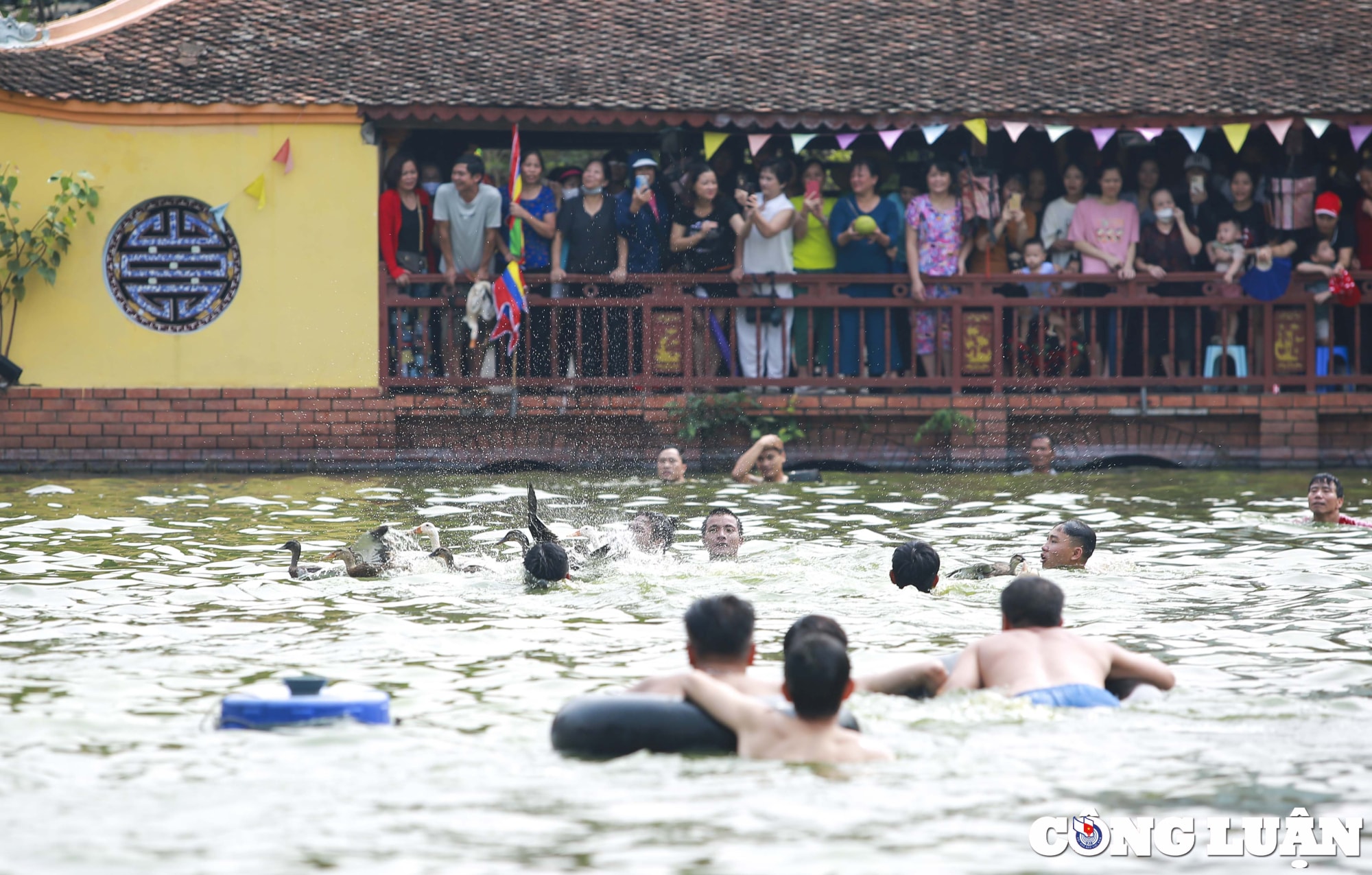 ha noi doc dao tro choi nem buoi bat vit tai ao chua trieu khuc hinh 5