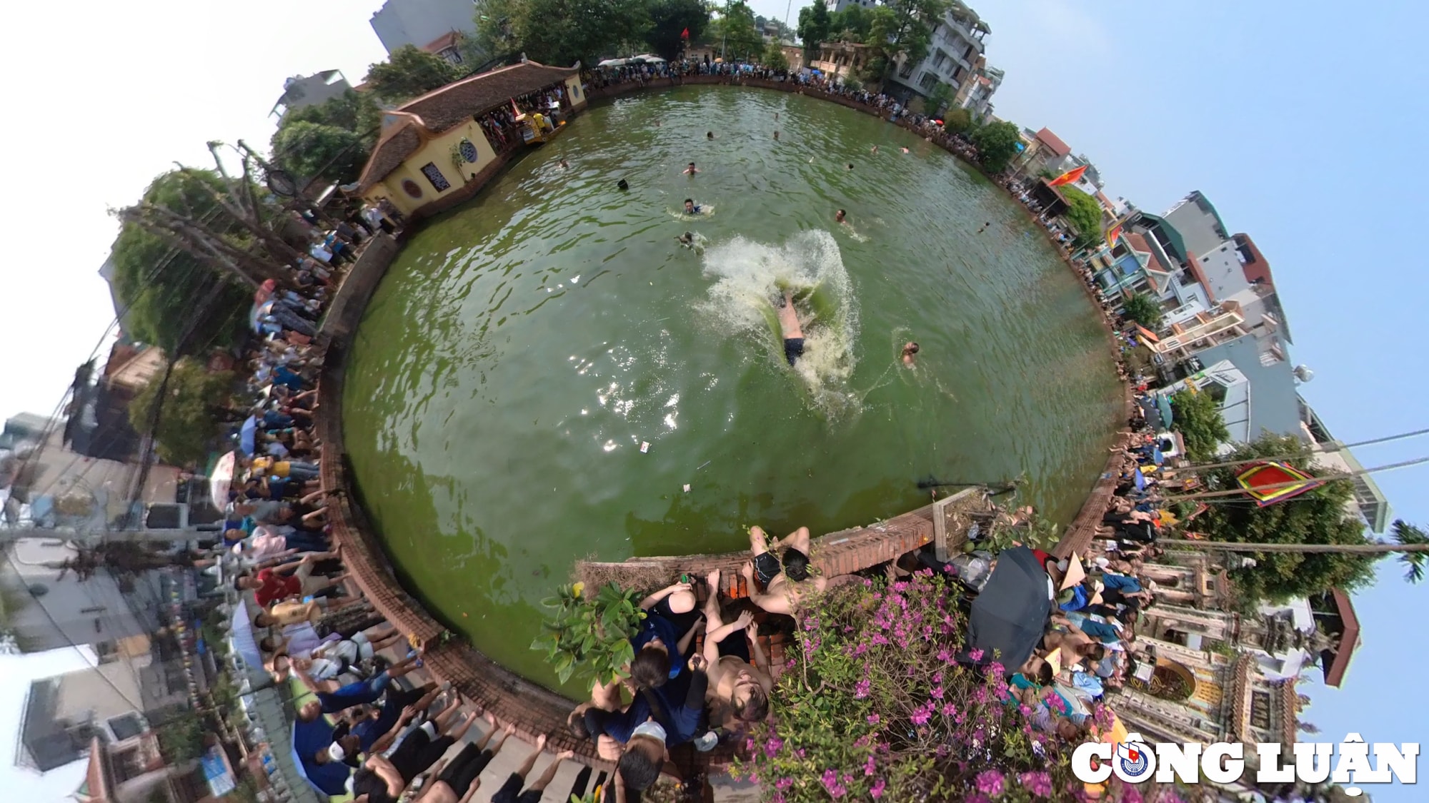 ha noi doc dao tro choi nem buoi bat vit tai ao chua trieu khuc hinh 3