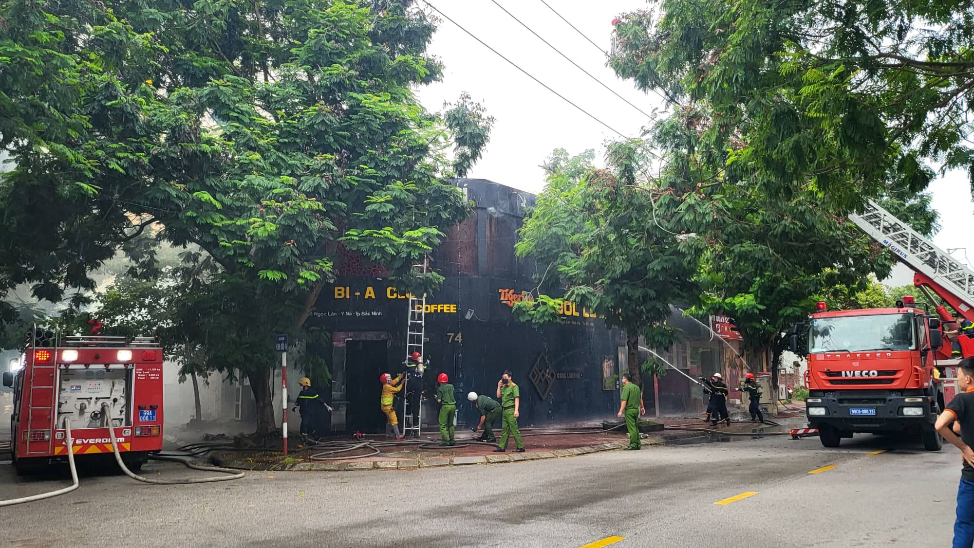 bac ninh chay lon tai quan bi a club khoi den boc len ngun ngut hinh 3