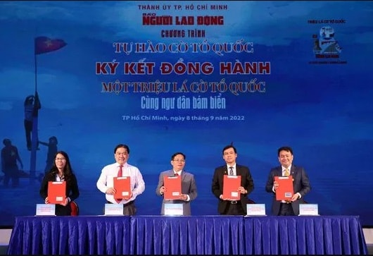 bao nguoi lao dong khai mac trien lam 3 nam mot trieu la co to quoc hinh 2
