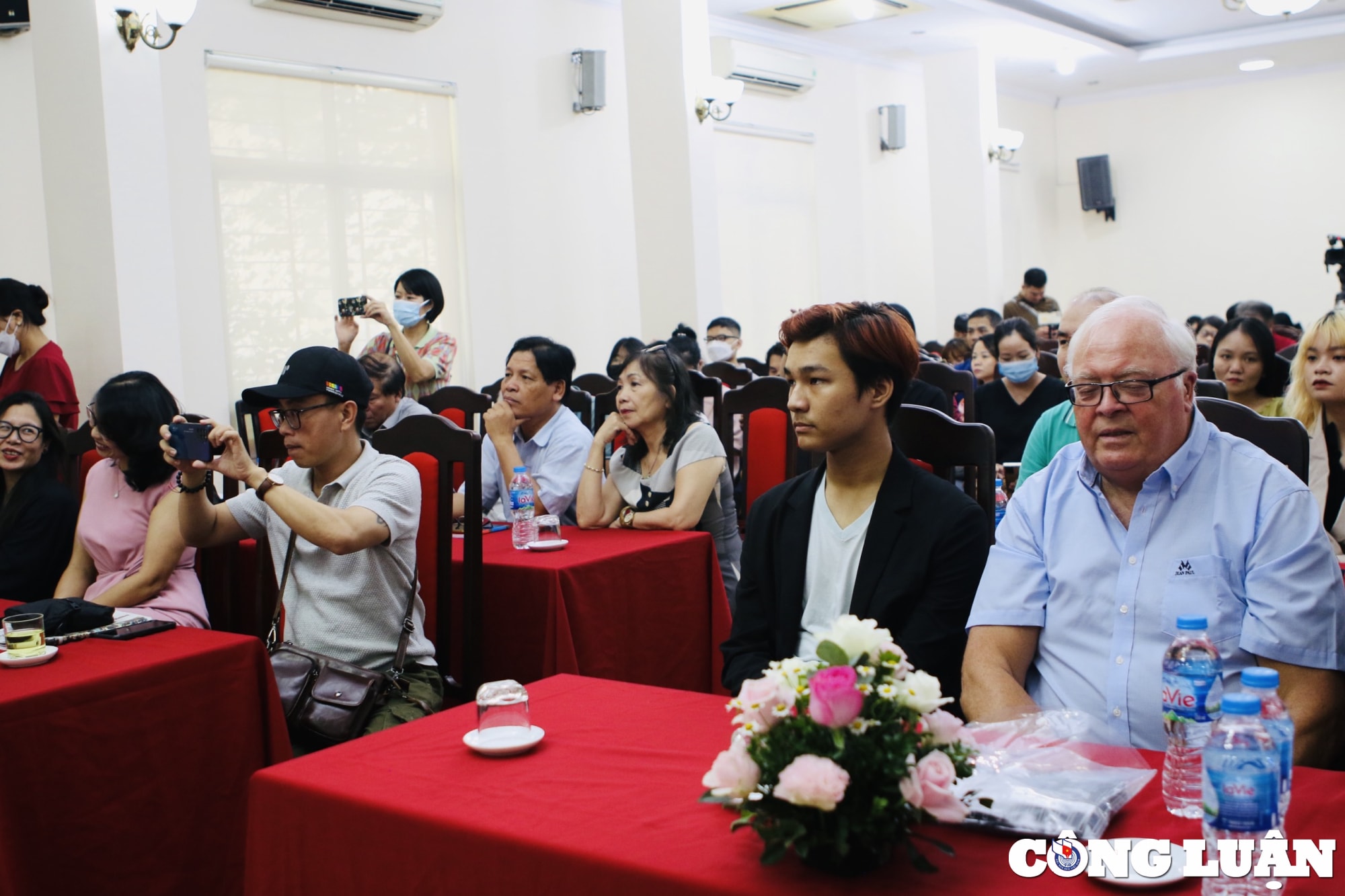 giao thoa van hoa dong va tay trong cac tac pham van hoc trinh tham hien dai hinh 3