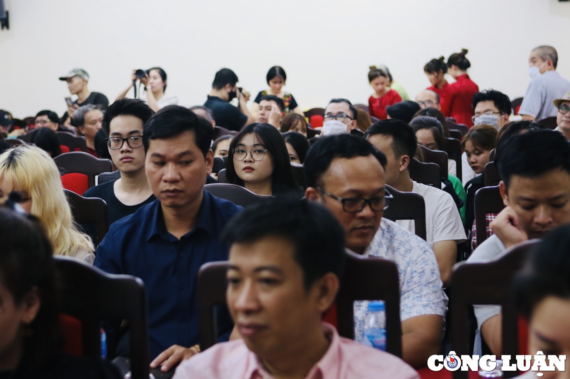 giao thoa van hoa dong va tay trong cac tac pham van hoc trinh tham hien dai hinh 4