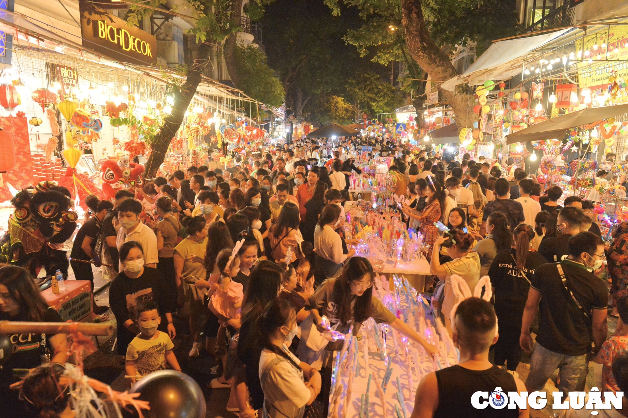 ha noi hang nghin nguoi dan do ve pho hang ma choi trung thu hinh 1