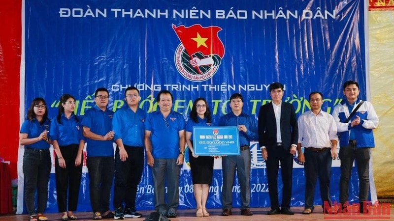 doan thanh nien bao nhan dan trao qua va to chuc tet trung thu cho tre em vung cao hinh 1