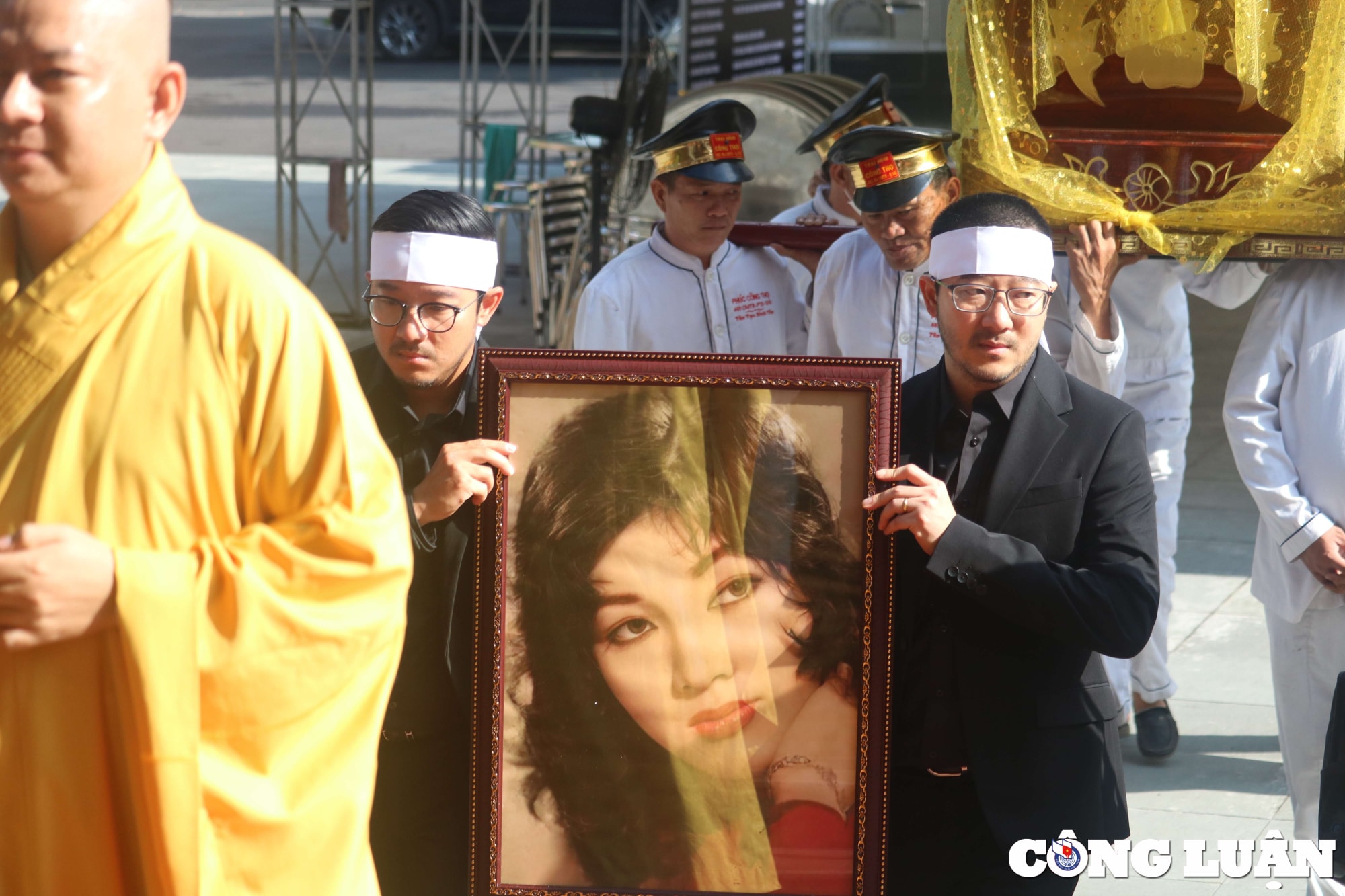 tang le cua co nghe si tham thuy hang hinh 1