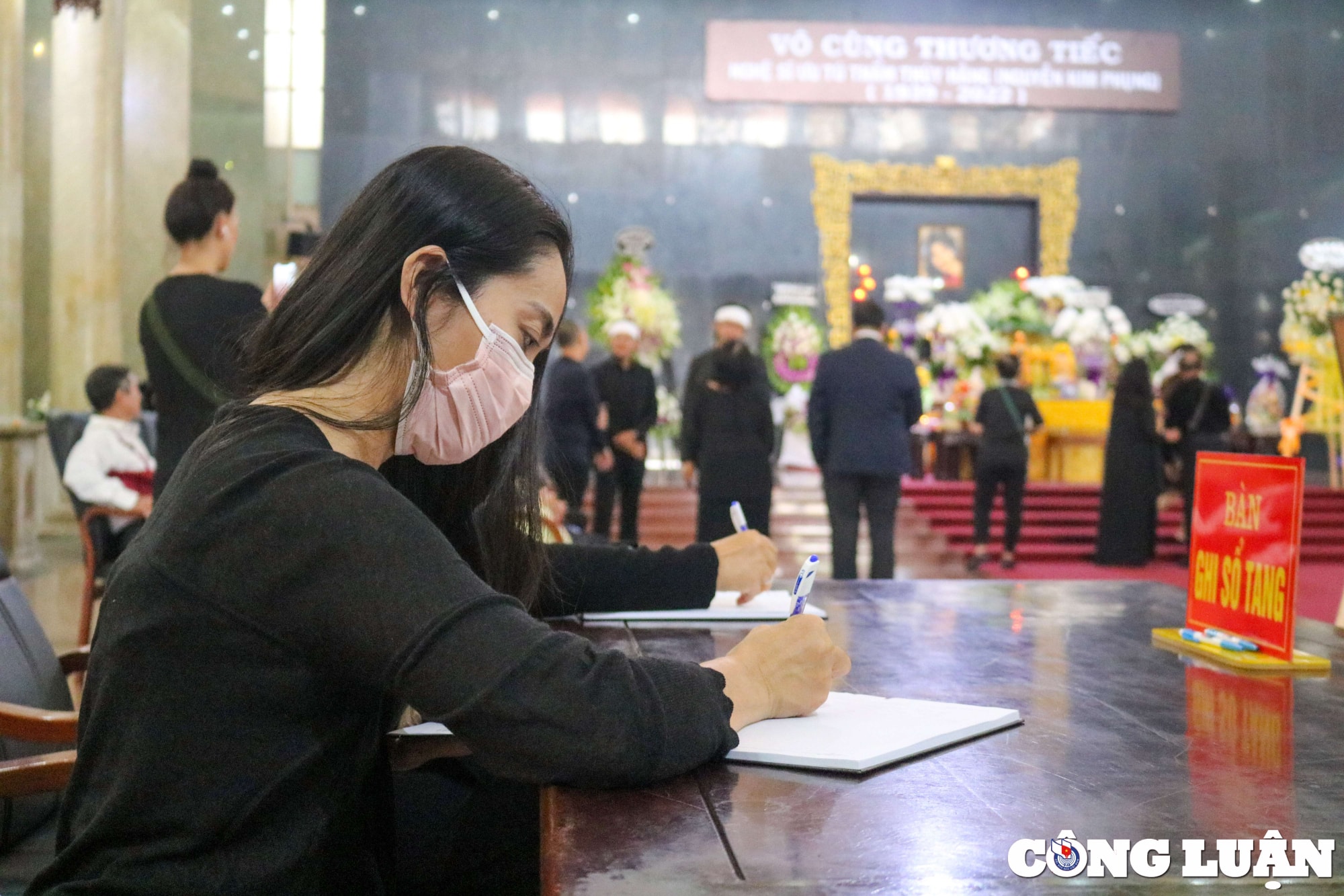 tang le cua co nghe si tham thuy hang hinh 11