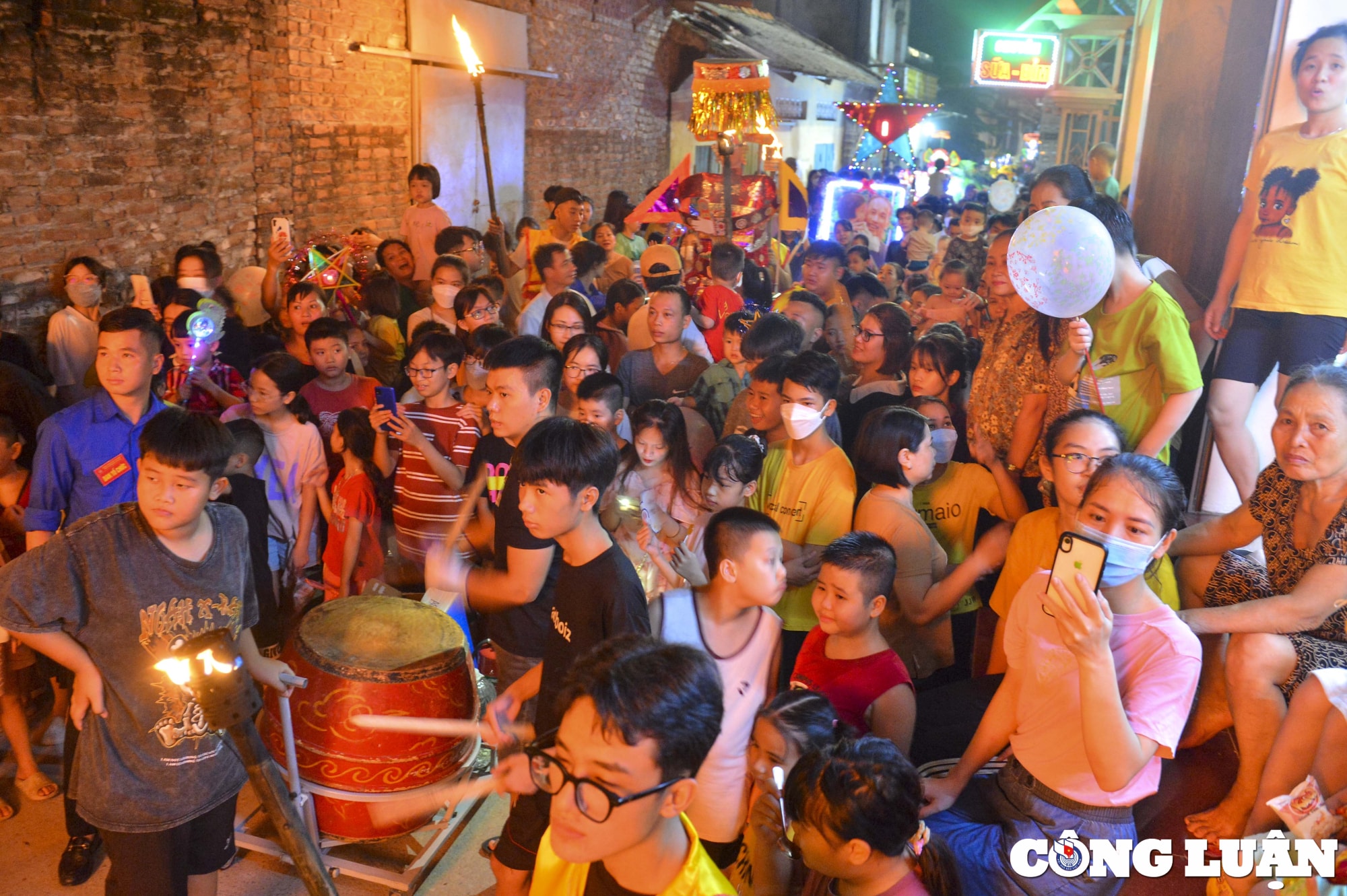ha noi doc dao man mua lan thoi lua trong dem trung thu hinh 2
