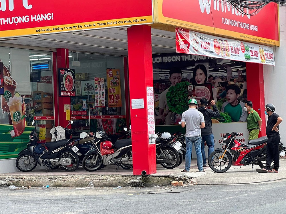 truy bat doi tuong dung sung cuop tien tai cua hang tien loi o tphcm hinh 1