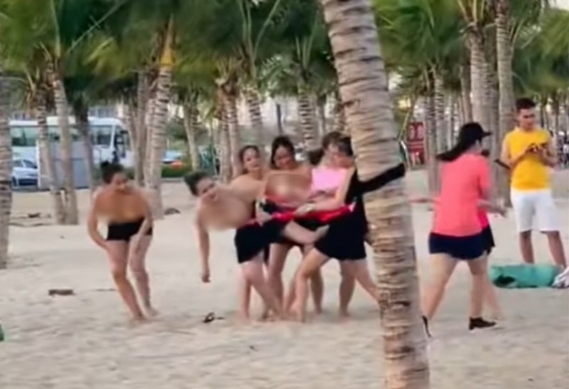 xon xao hinh anh nhom phu nu de nguc tran choi team building o bai bien ha long hinh 1