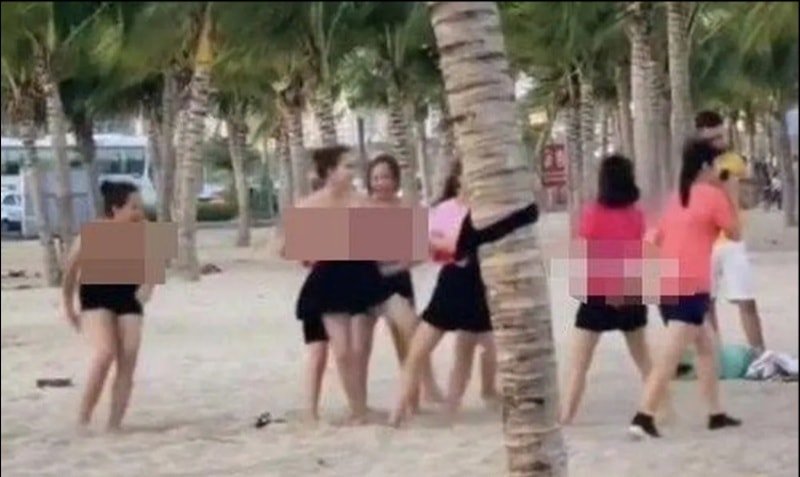 xon xao hinh anh nhom phu nu de nguc tran choi team building o bai bien ha long hinh 2