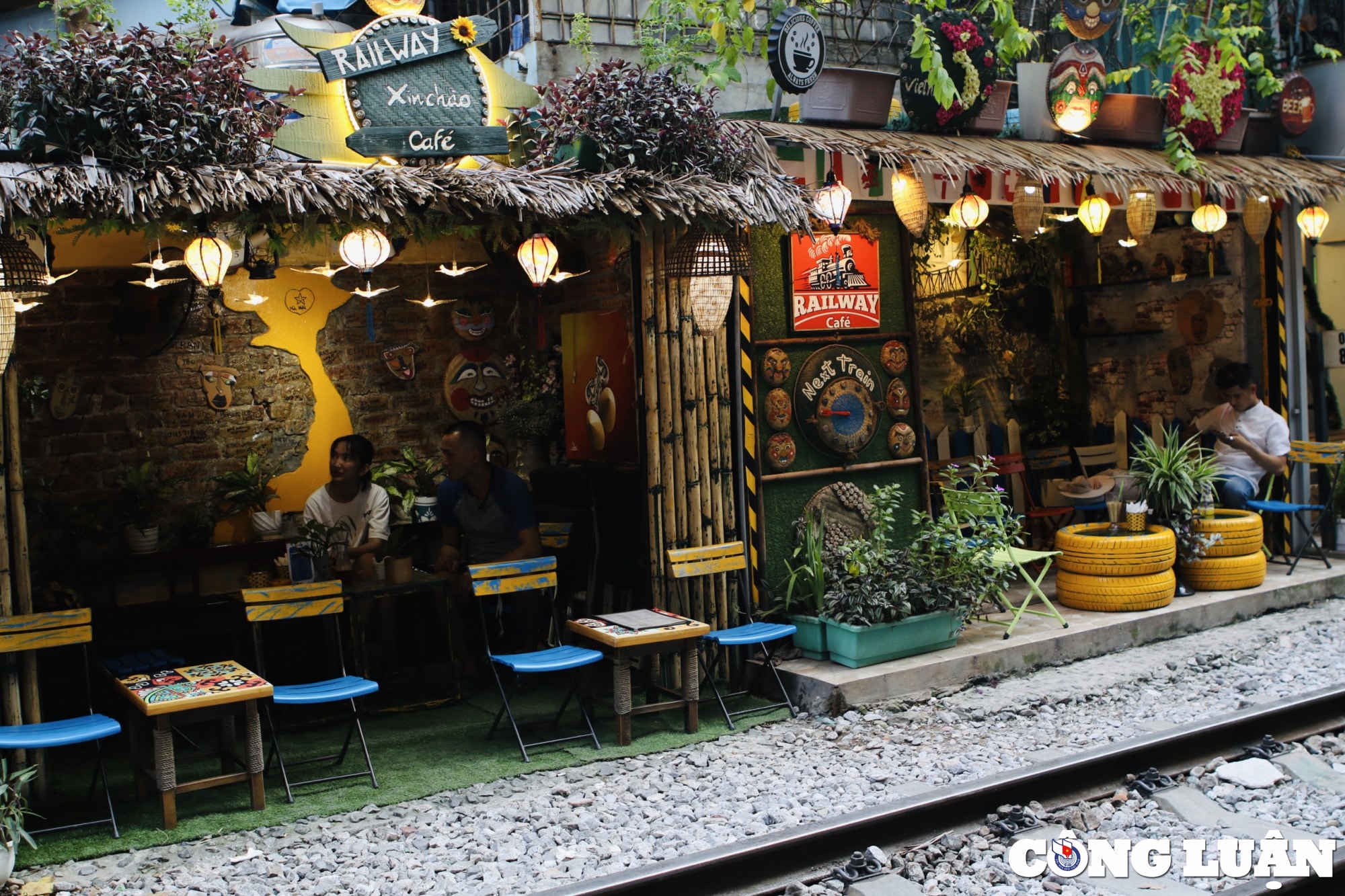 pho cafe duong tau doc nhat vo nhi tai ha noi va bai toan an toan cho du khach hinh 15