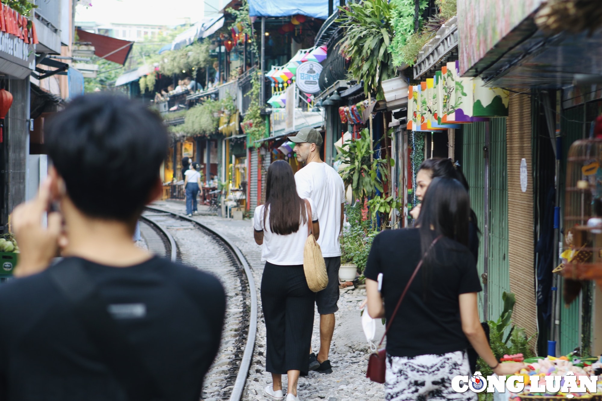 pho cafe duong tau doc nhat vo nhi tai ha noi va bai toan an toan cho du khach hinh 12