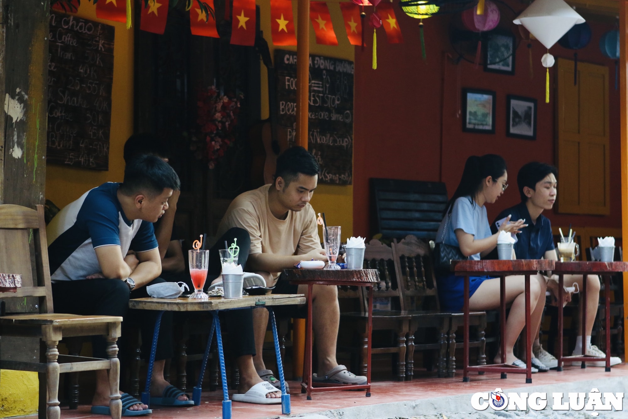 pho cafe duong tau doc nhat vo nhi tai ha noi va bai toan an toan cho du khach hinh 6