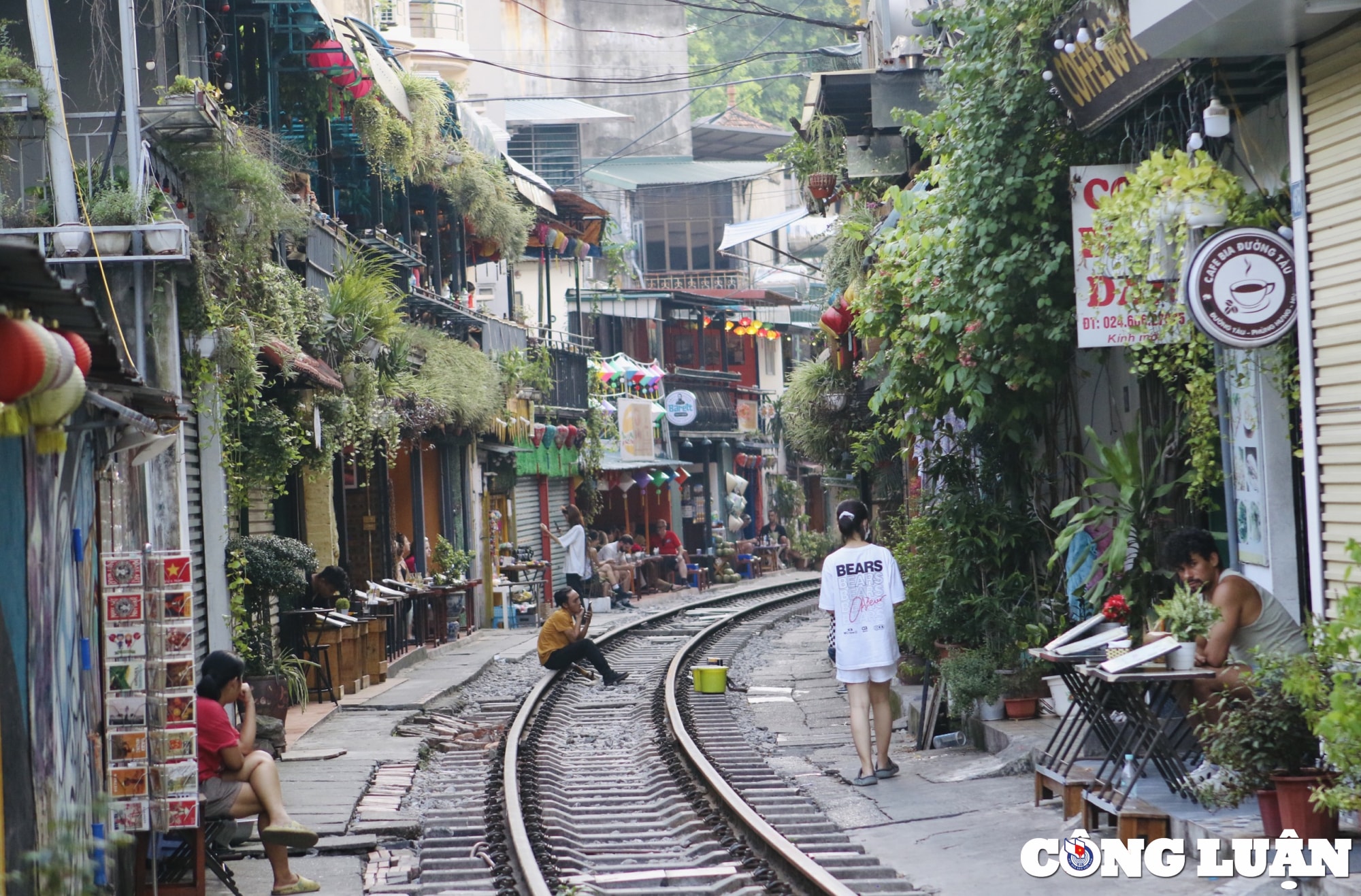 pho cafe duong tau doc nhat vo nhi tai ha noi va bai toan an toan cho du khach hinh 7