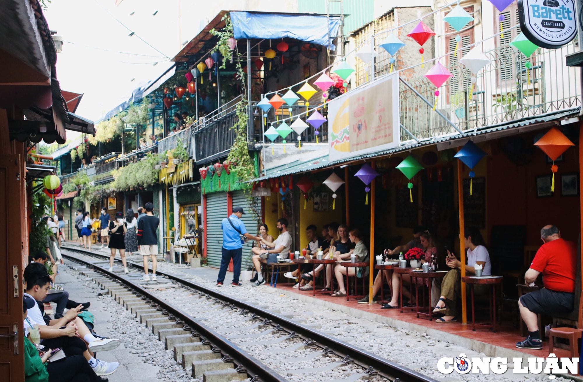 pho cafe duong tau doc nhat vo nhi tai ha noi va bai toan an toan cho du khach hinh 1