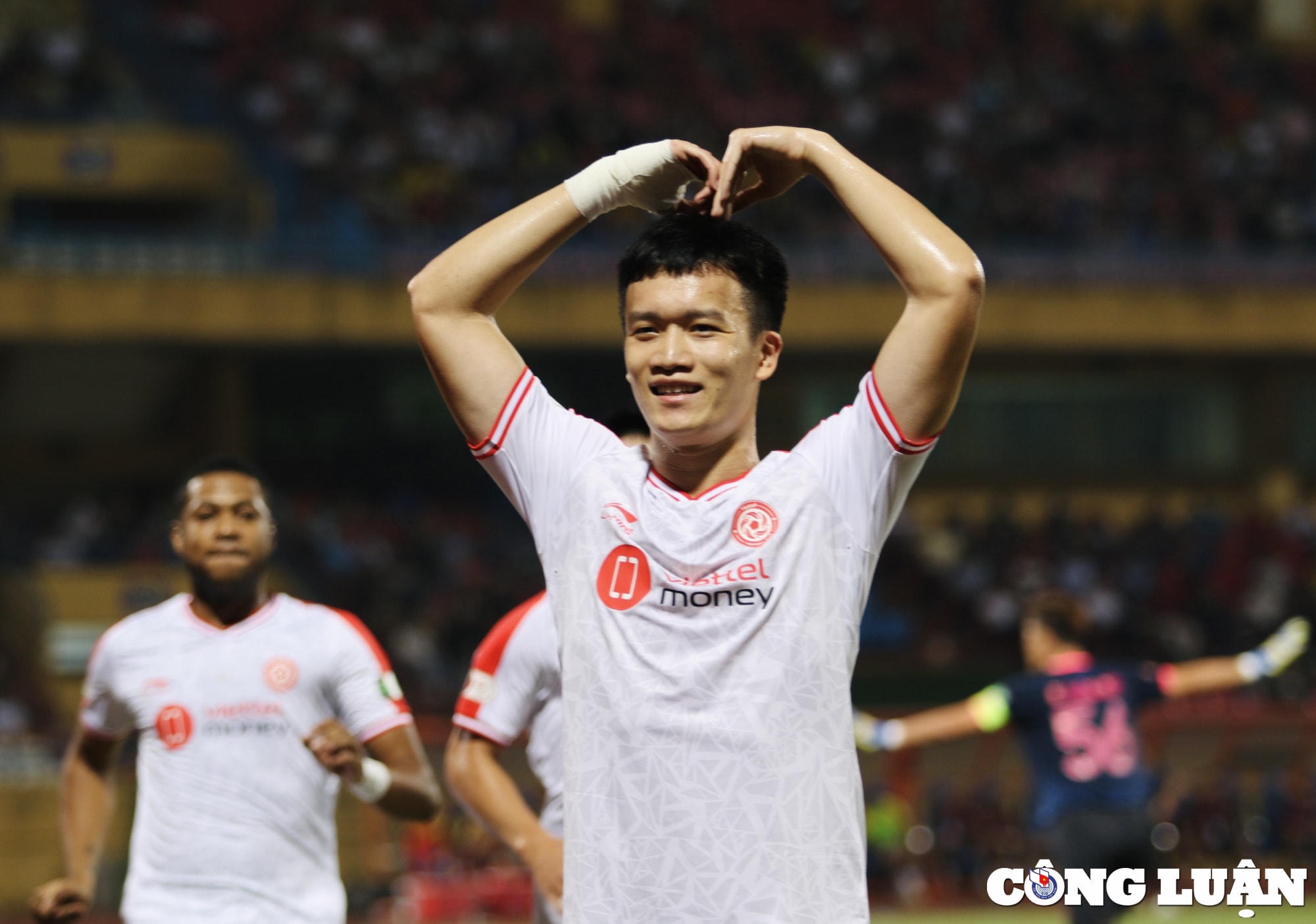 hoang duc lap cu dup viettel fc thang dam nam dinh 4 0 tren san nha hinh 5