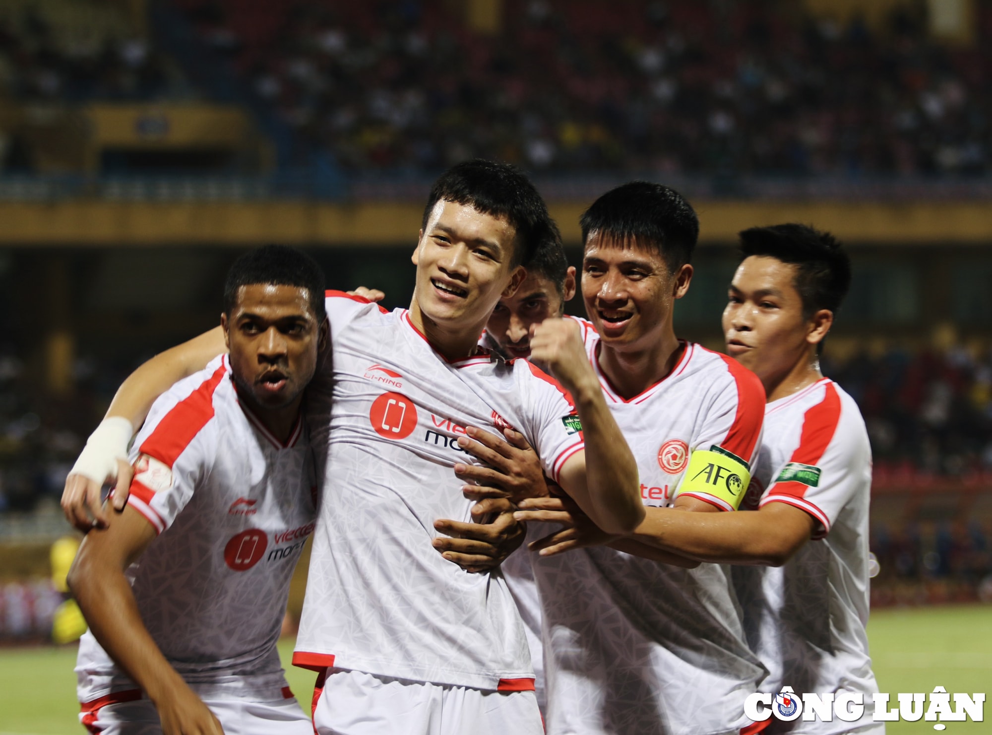 hoang duc lap cu dup viettel fc thang dam nam dinh 4 0 tren san nha hinh 6