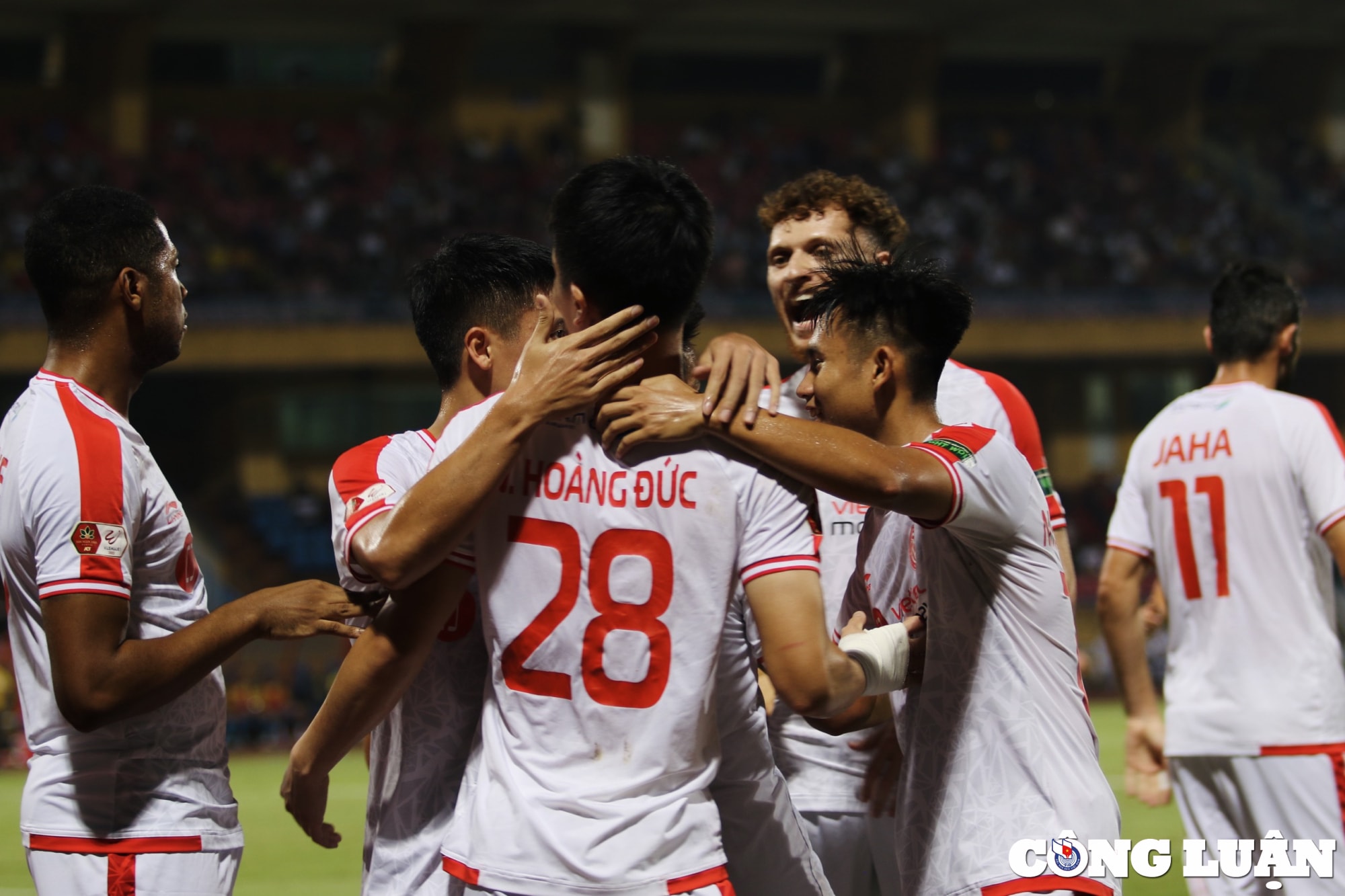 hoang duc lap cu dup viettel fc thang dam nam dinh 4 0 tren san nha hinh 7