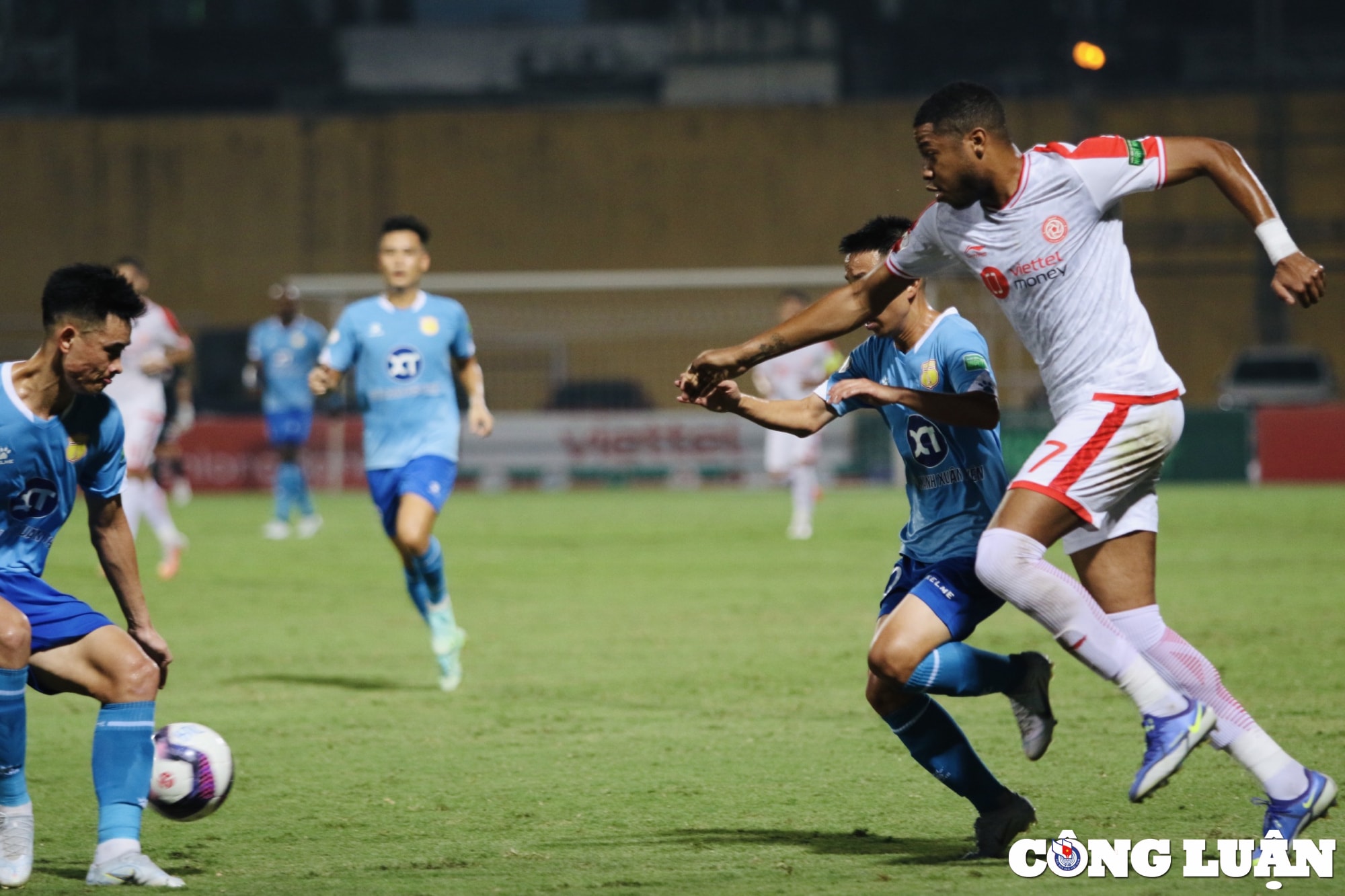 hoang duc lap cu dup viettel fc thang dam nam dinh 4 0 tren san nha hinh 3