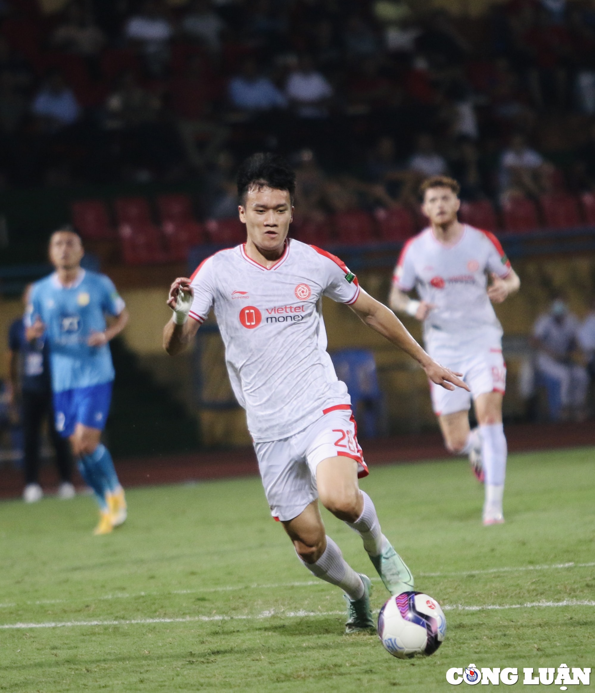 hoang duc lap cu dup viettel fc thang dam nam dinh 4 0 tren san nha hinh 4