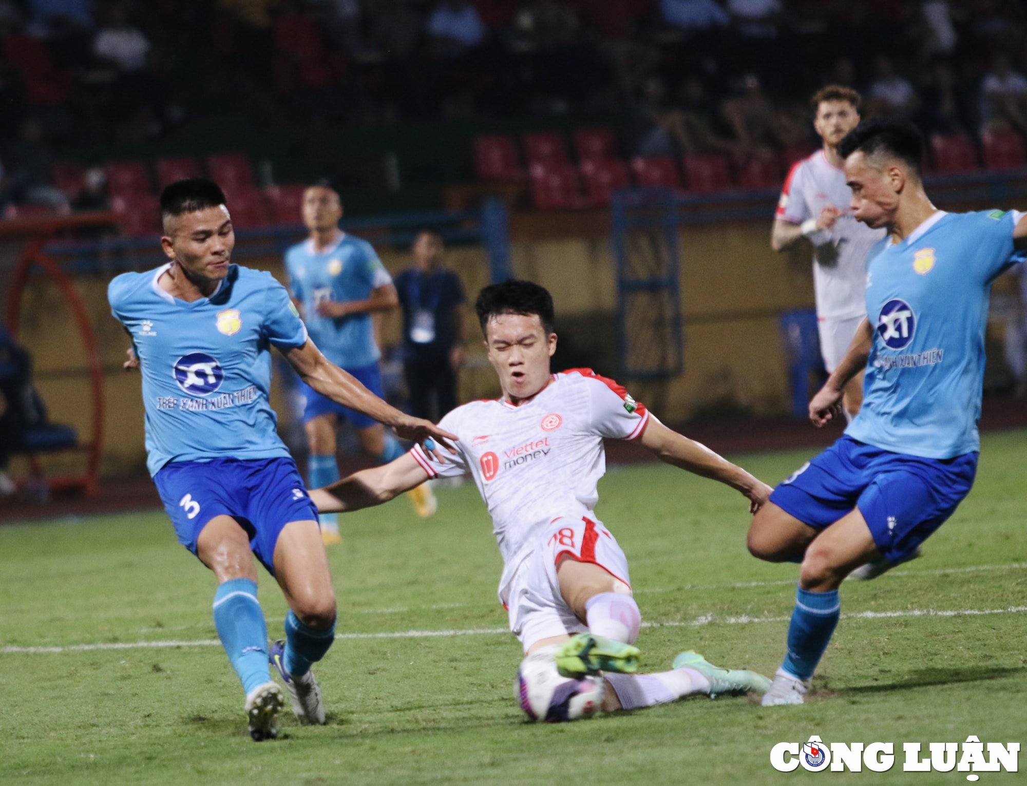 hoang duc lap cu dup viettel fc thang dam nam dinh 4 0 tren san nha hinh 1