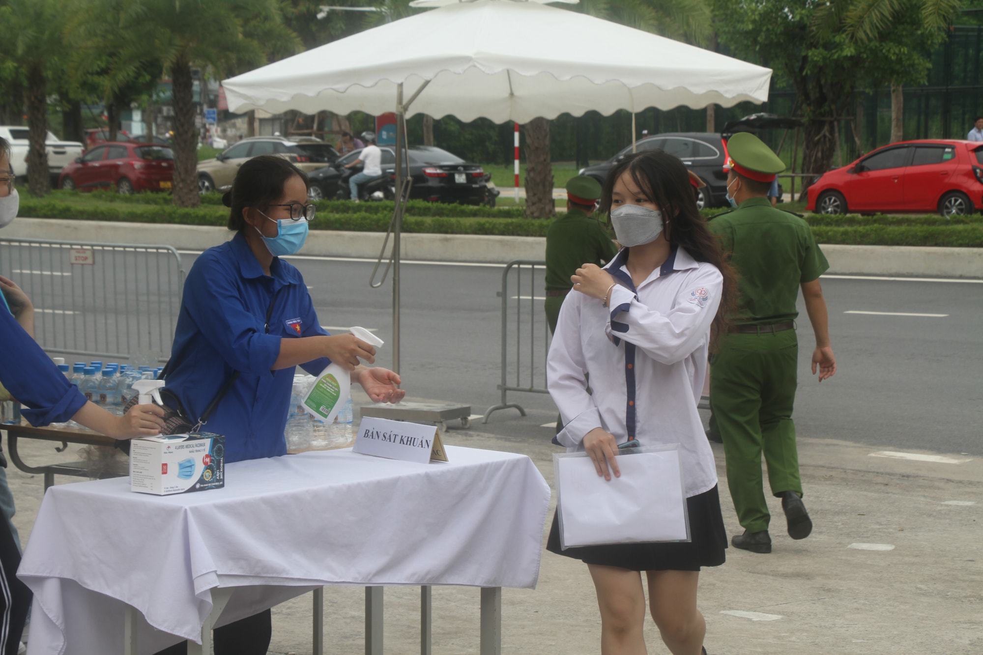 thi sinh phai dang ky nhap hoc truc tuyen va truc tiep tai truong hinh 1