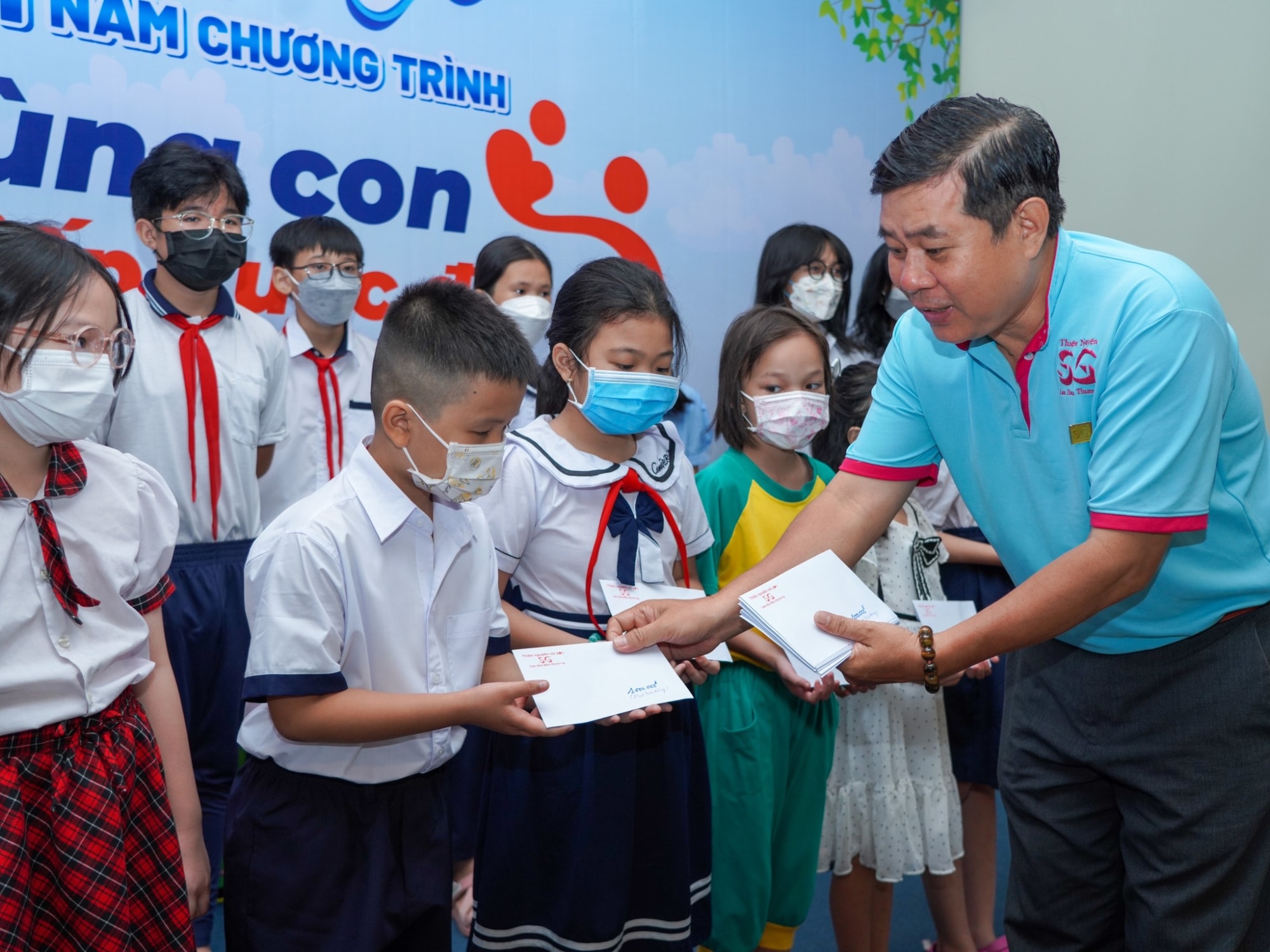 cung con di tiep cuoc doi chung tay tiep suc cho tre mo coi do dai dich covid 19 hinh 2