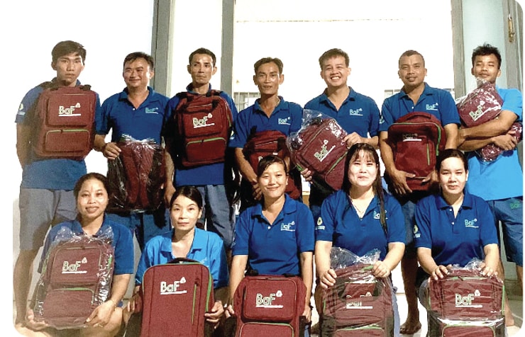 hon 300 phan qua duoc baf trao tang cac em hoc sinh trong chuong trinh cung em den truong hinh 2