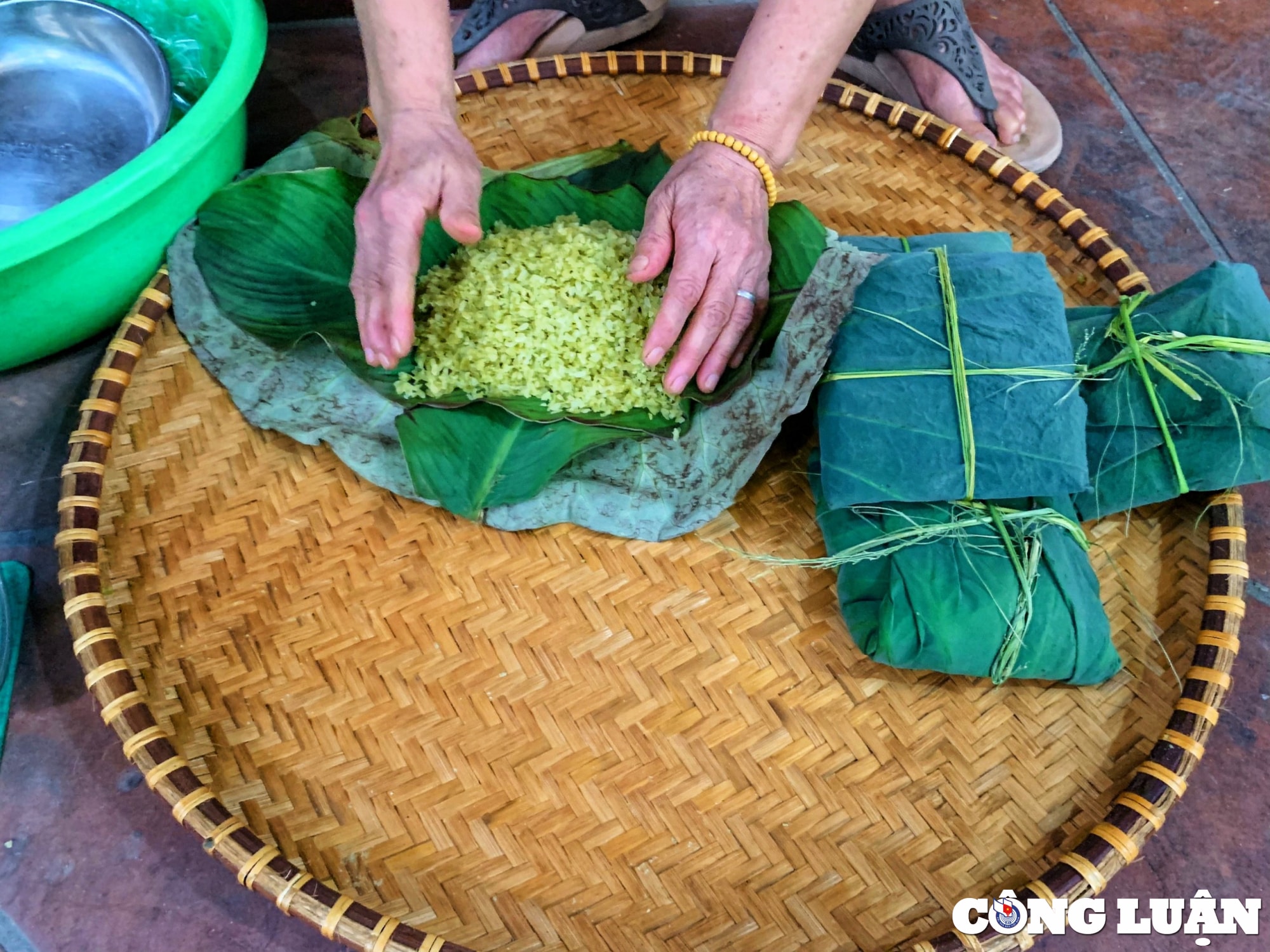 kham pha lang nghe lam com moc doc dao o ha noi hinh 10