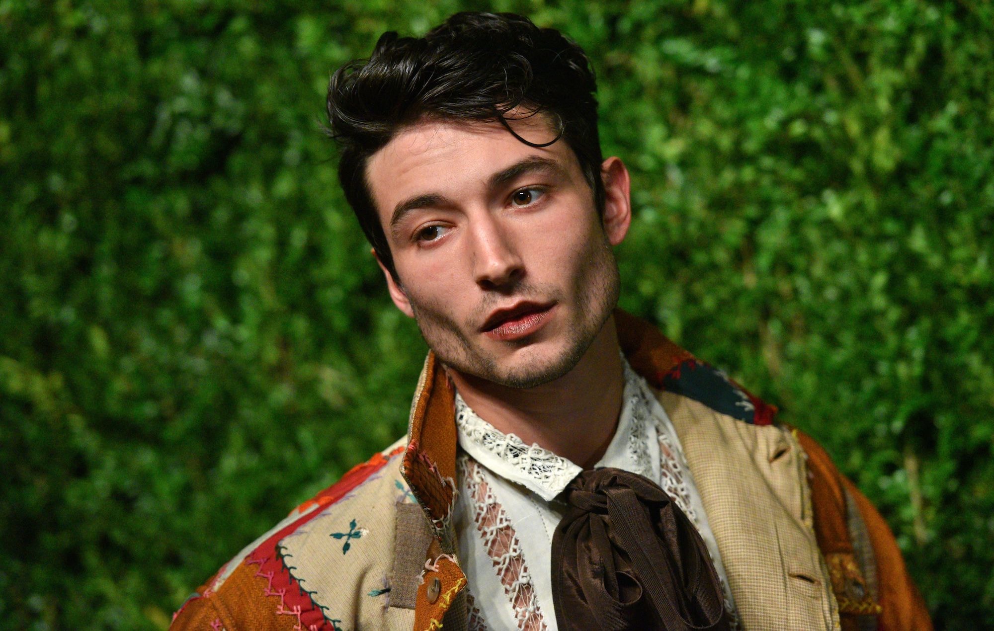 the flash ezra miller tu huy hoai su nghiep vi bi kich gia dinh hinh 1