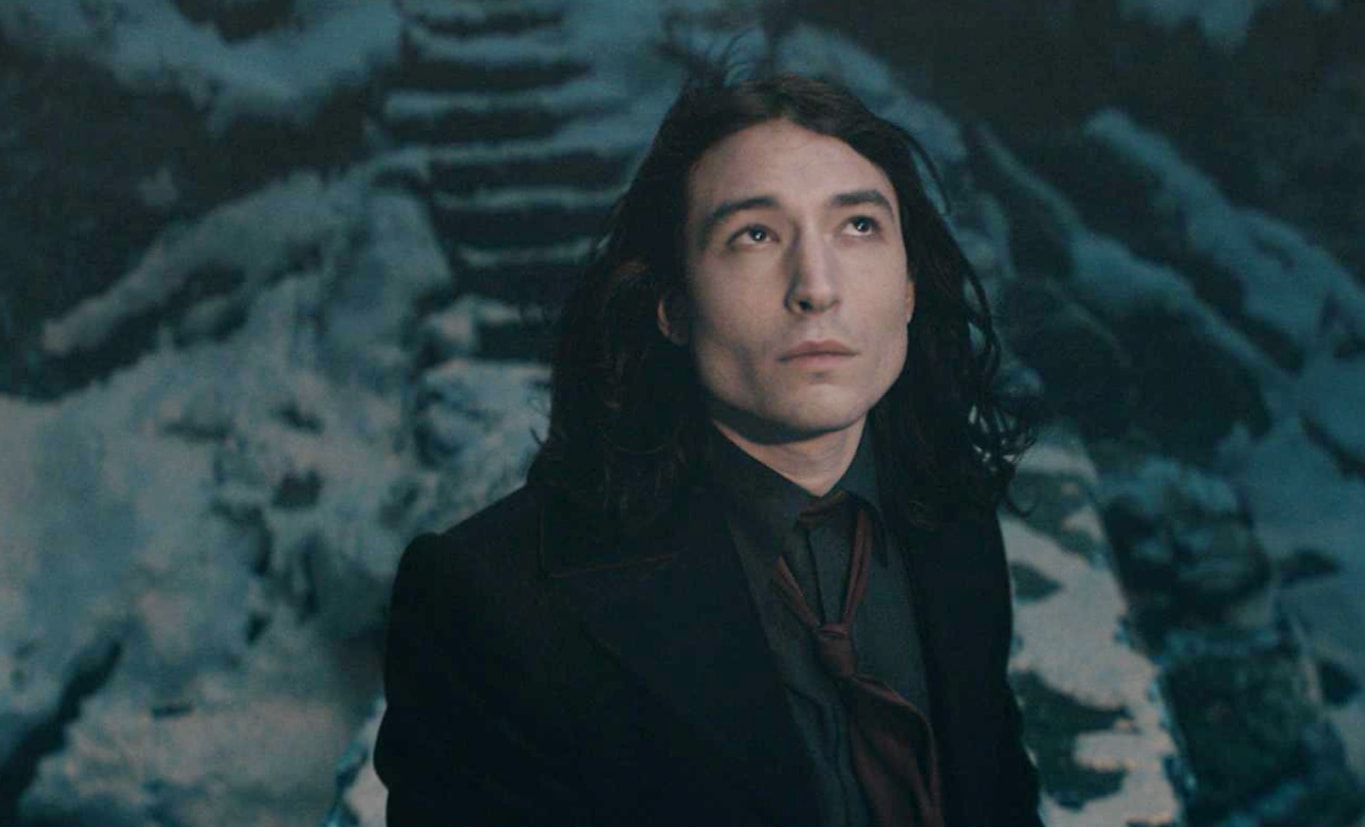 the flash ezra miller tu huy hoai su nghiep vi bi kich gia dinh hinh 2