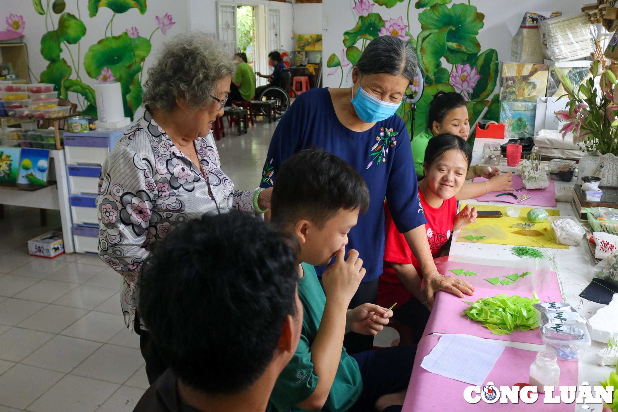tranh va hoa no tu doi tay nguoi khuyet tat hinh 18